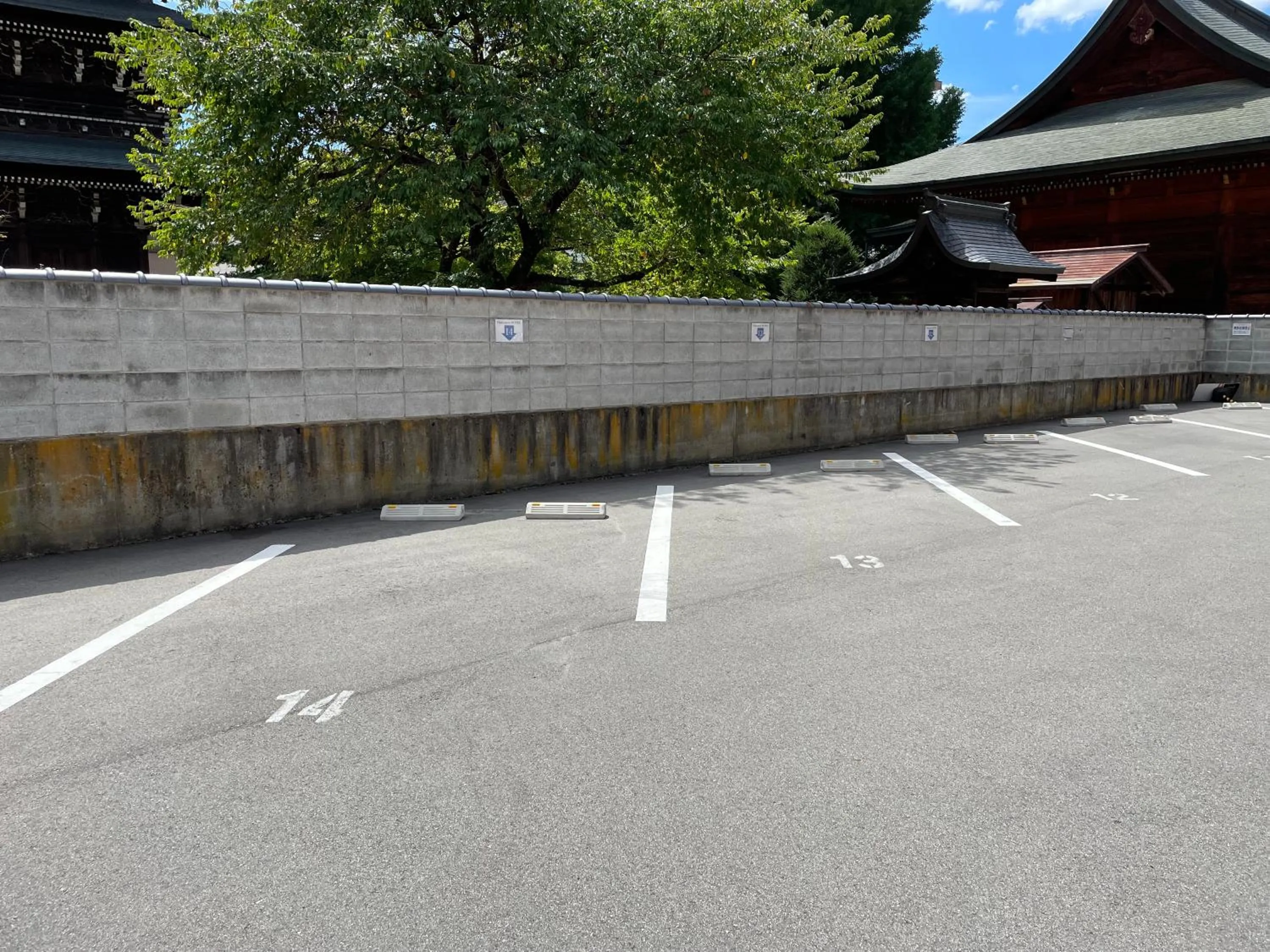 Parking in Thanyaporn Hotel