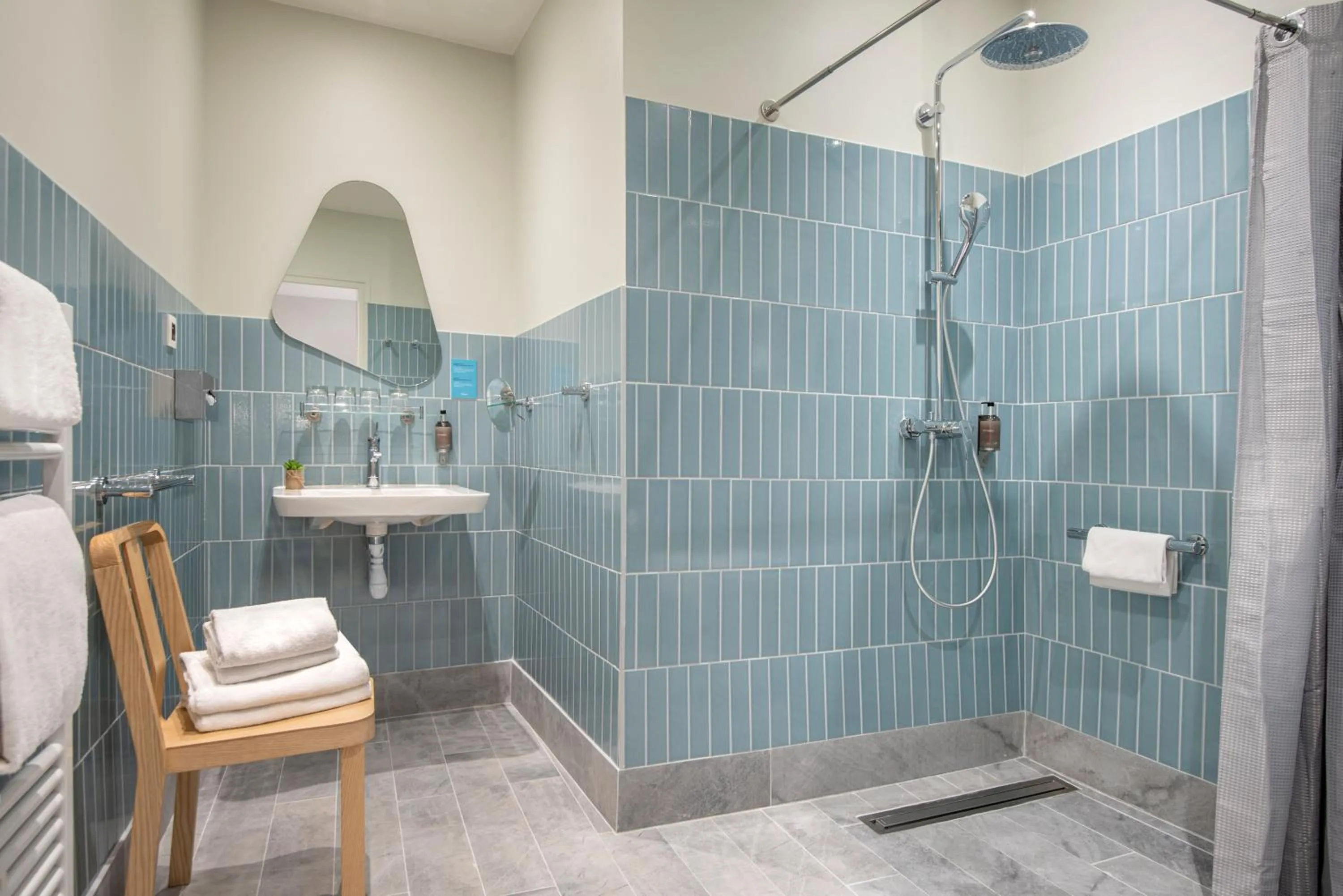 Bathroom in Hotel Magenta 38 by Happyculture