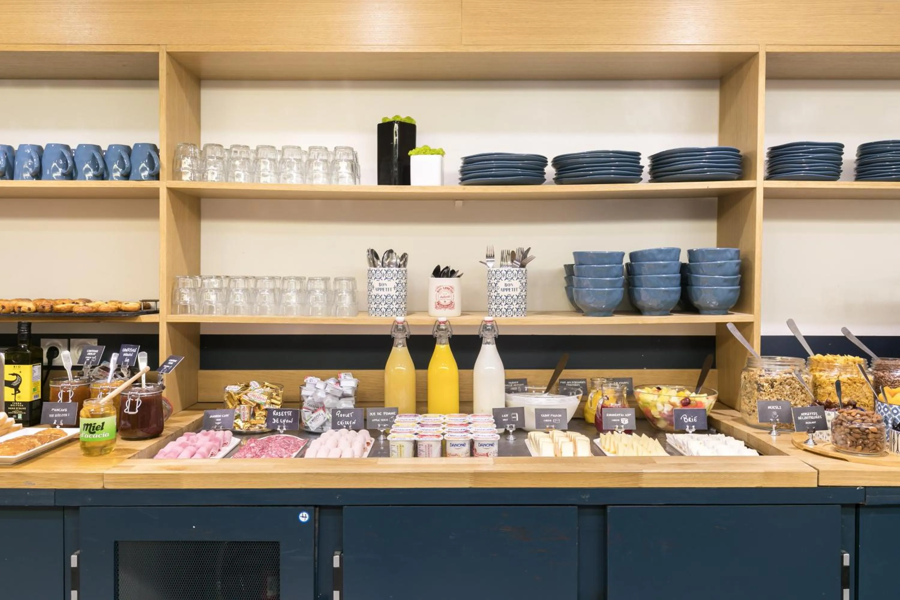 Breakfast in Hotel Magenta 38 by Happyculture