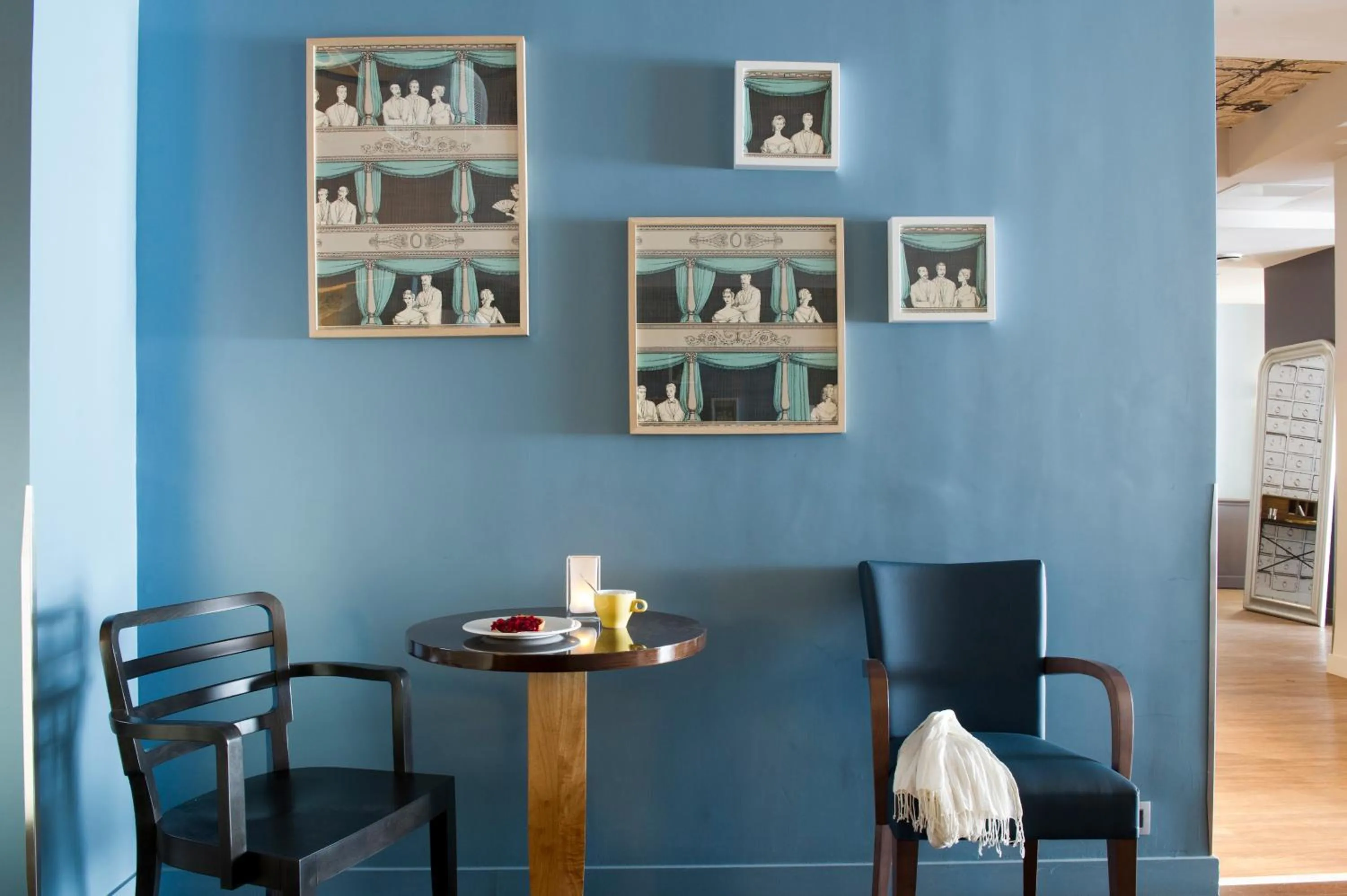 Communal lounge/ TV room in Hotel Magenta 38 by Happyculture