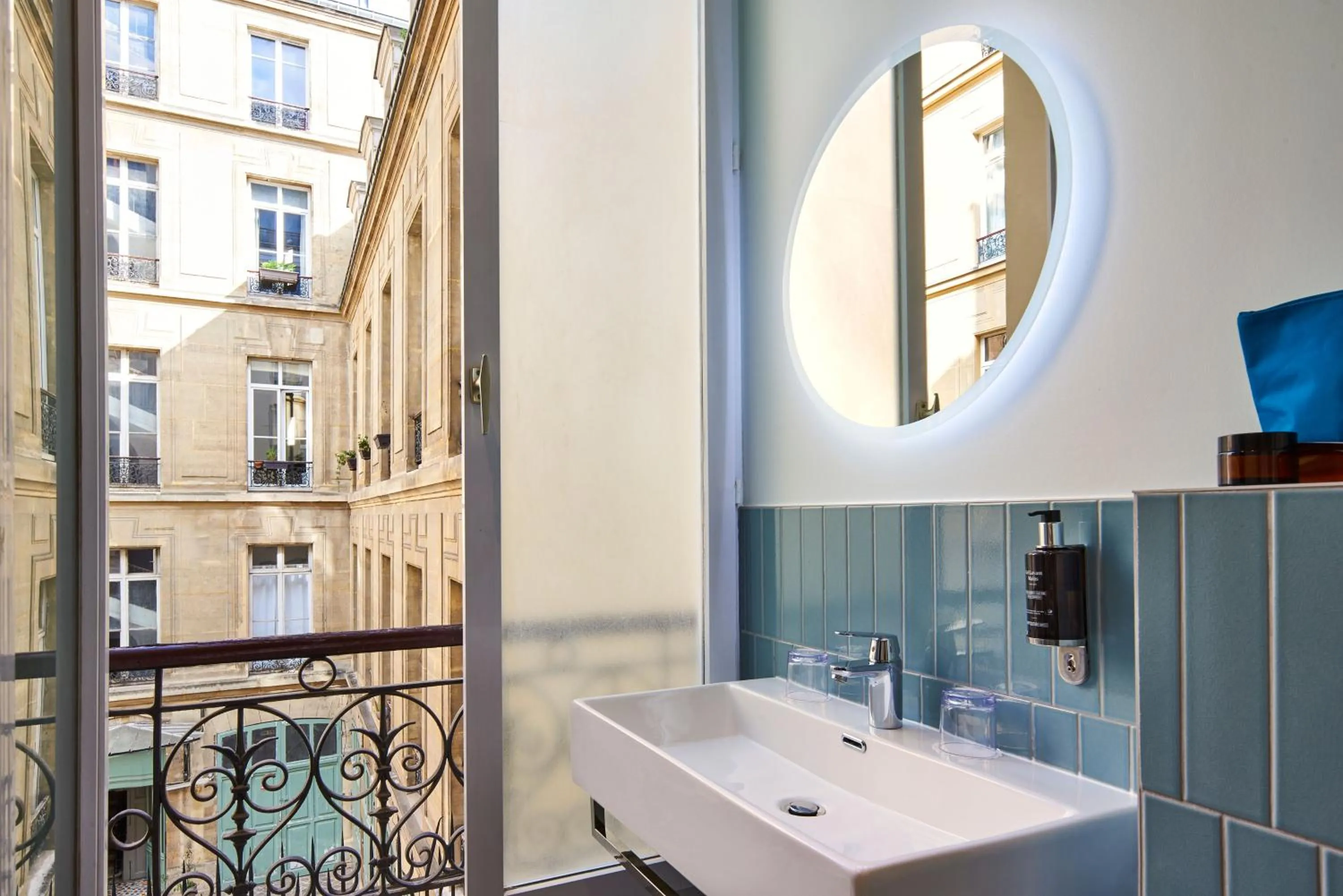 Bathroom in Hotel Magenta 38 by Happyculture