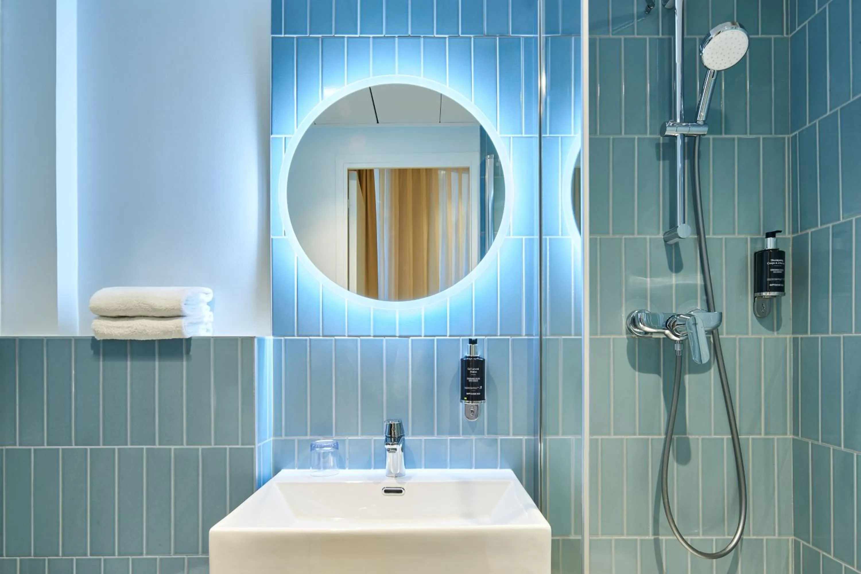 Bathroom in Hotel Magenta 38 by Happyculture