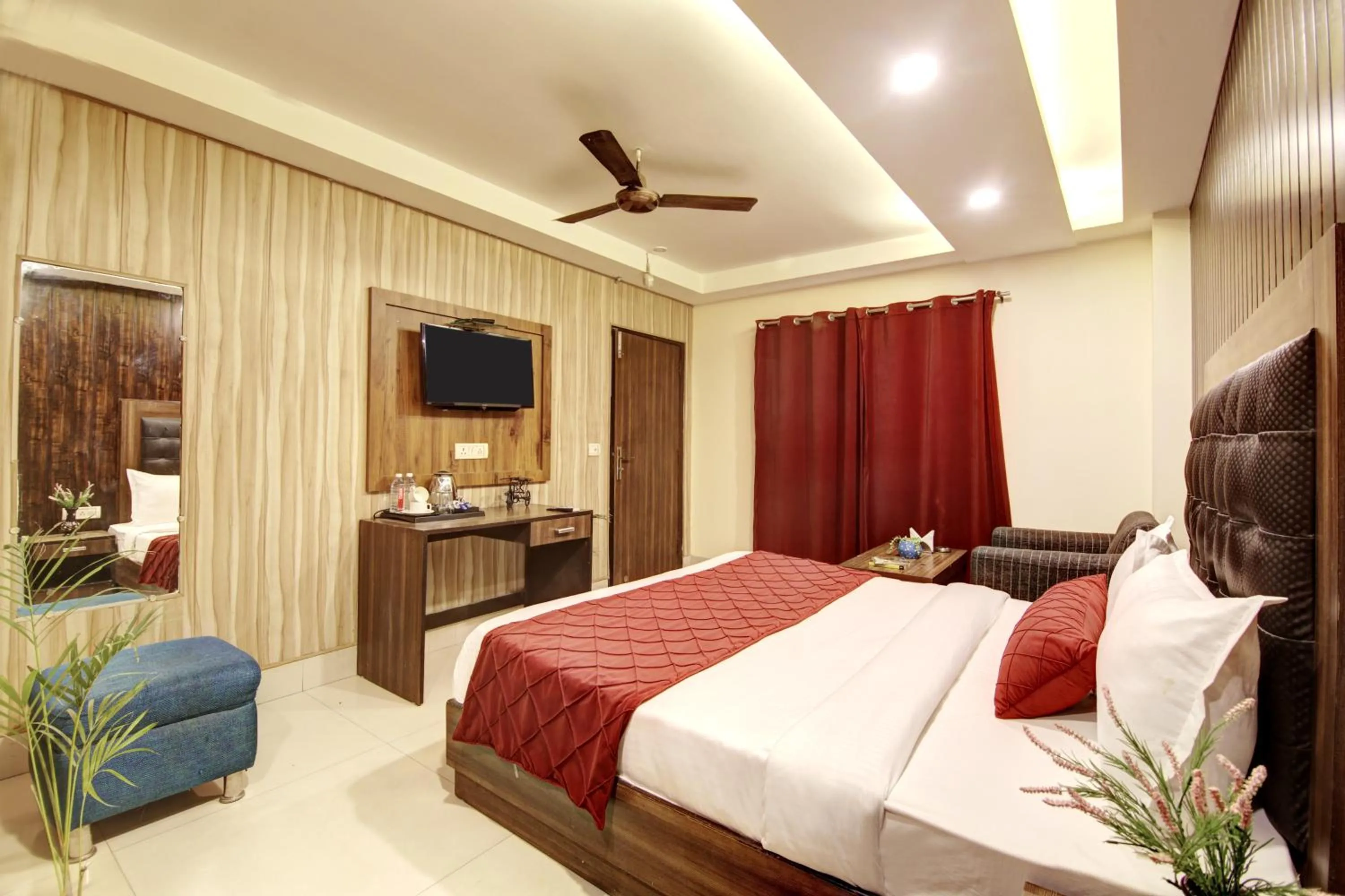 Communal lounge/ TV room, Bed in RTS Hotel