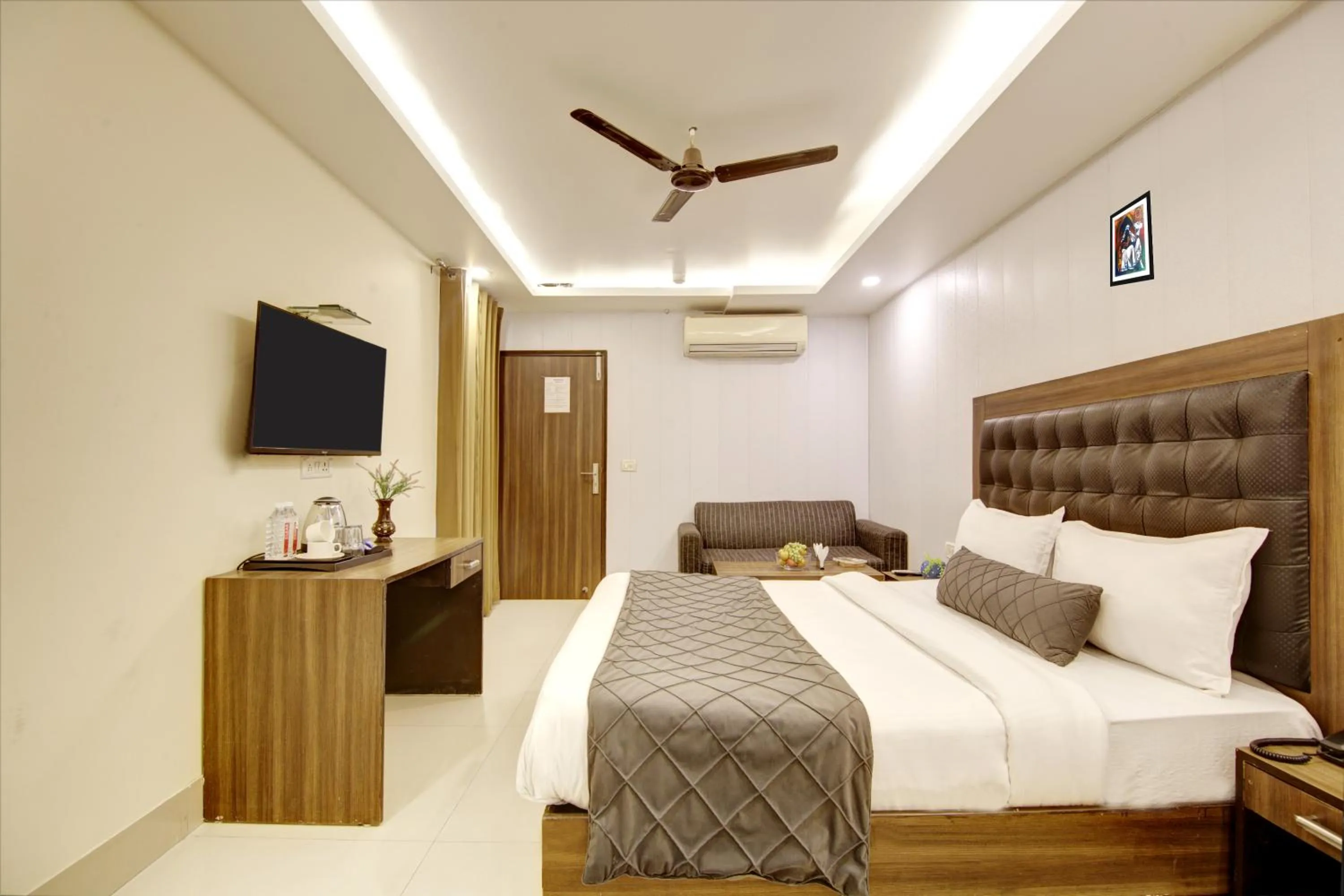 Communal lounge/ TV room, Bed in RTS Hotel