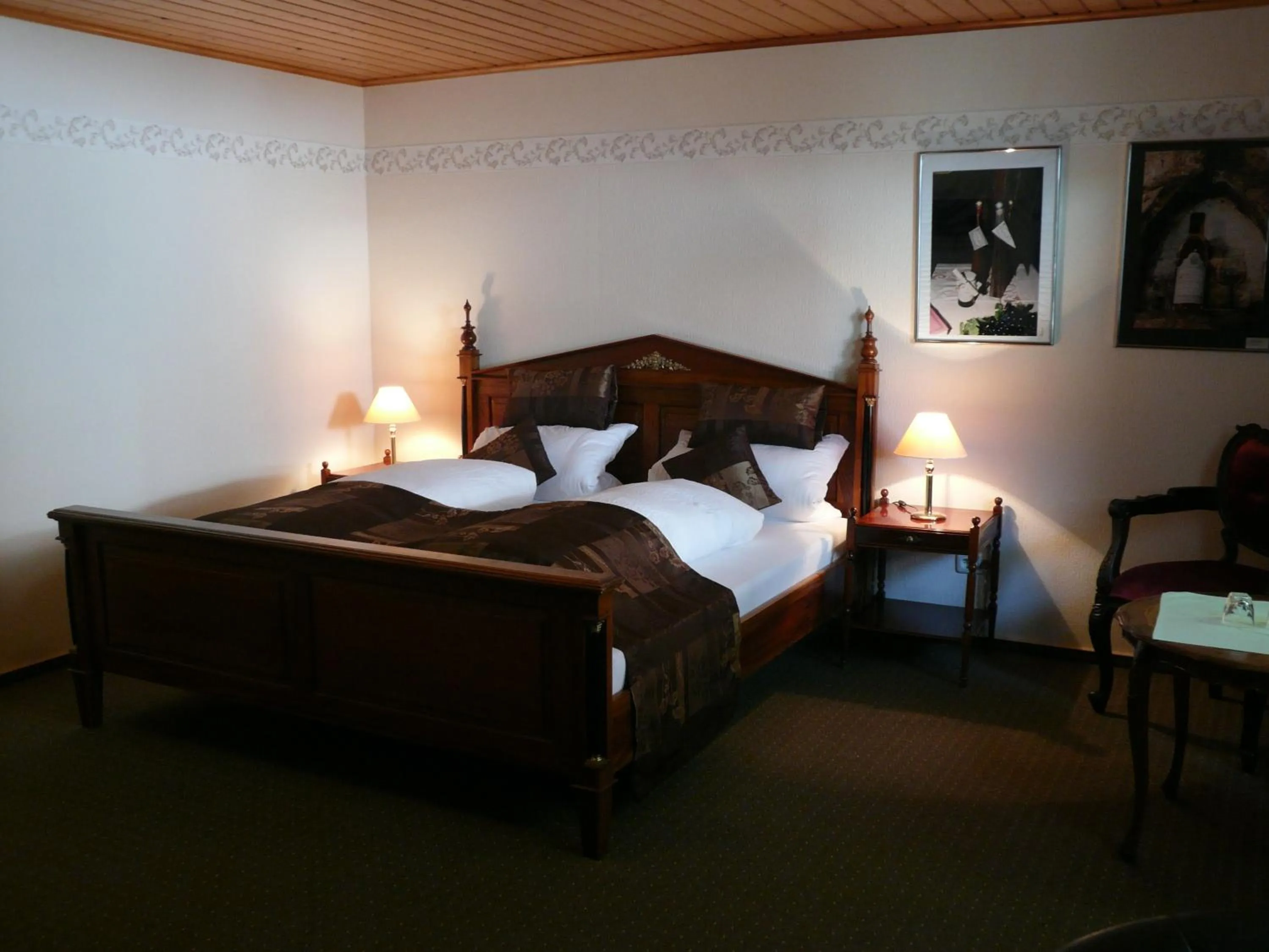 Photo of the whole room, Bed in Weingasthof Zum weißen Roß