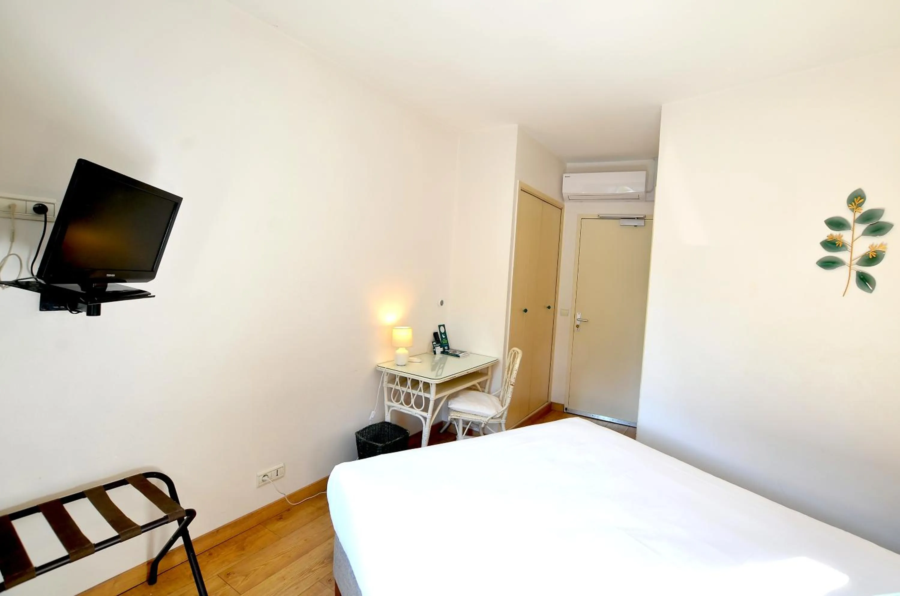 Bedroom, Bed in Logis Hôtels - Hôtel Restaurant du Midi