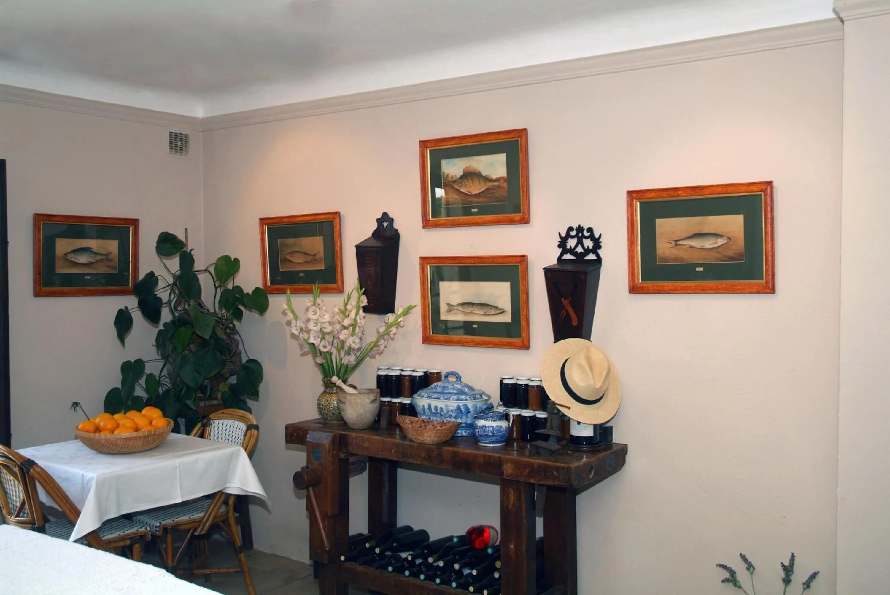Restaurant/places to eat in Les Orangers