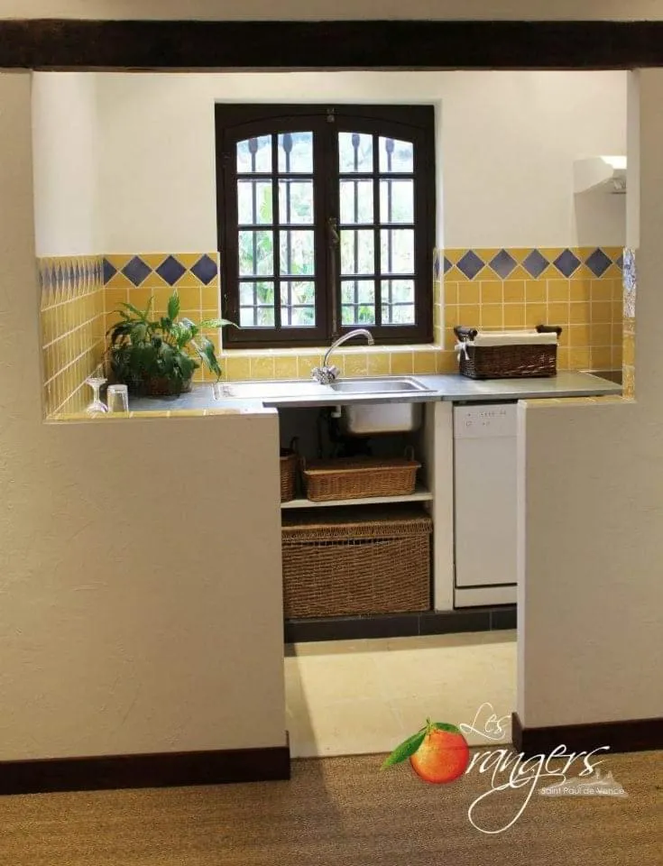 Kitchen or kitchenette in Les Orangers