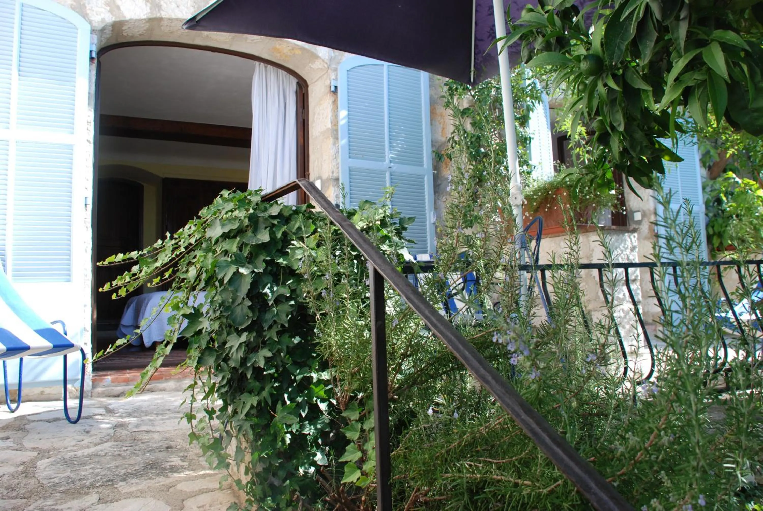 Facade/entrance in Les Orangers
