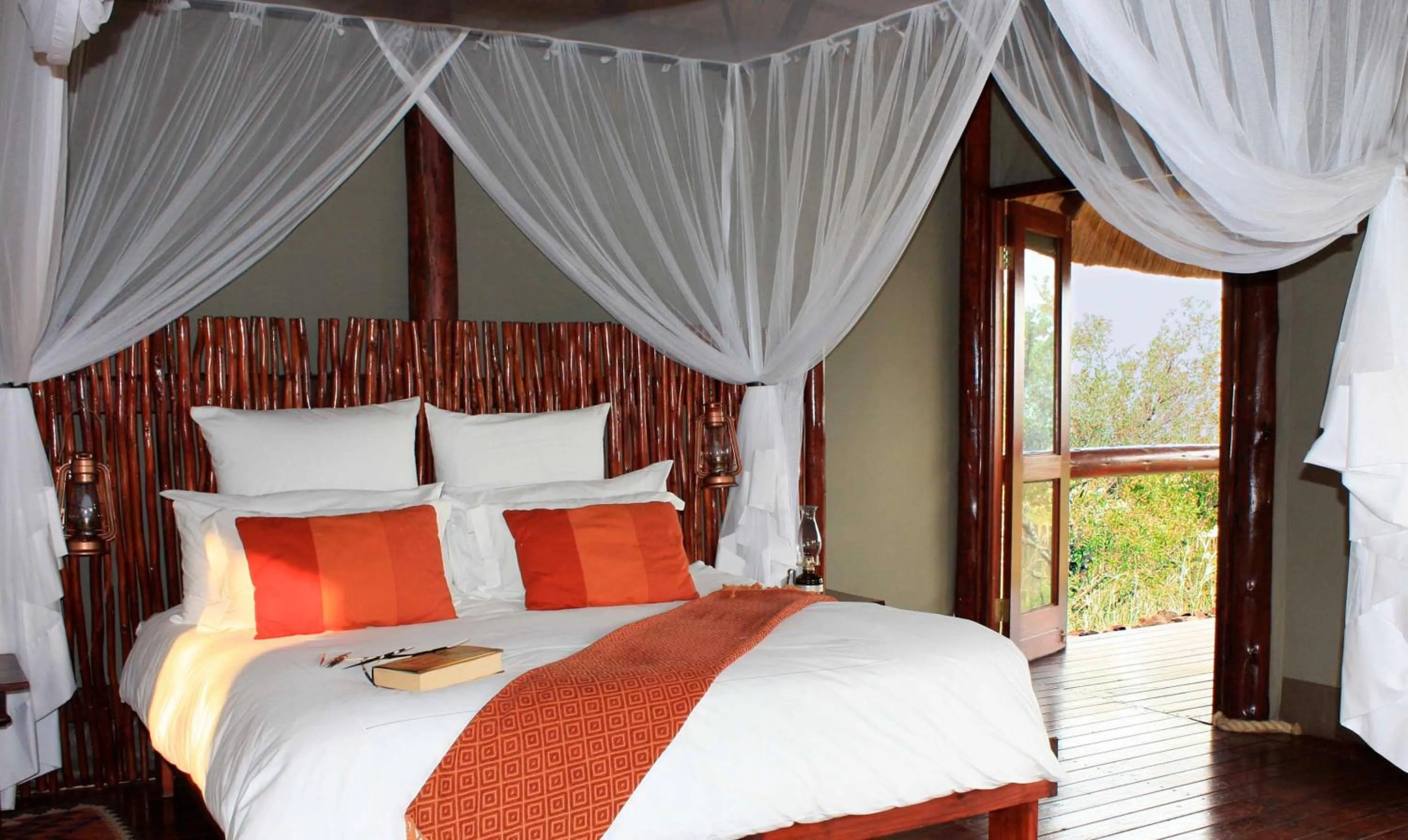 Balcony/Terrace, Bed in Zwahili Private Game Lodge & Spa
