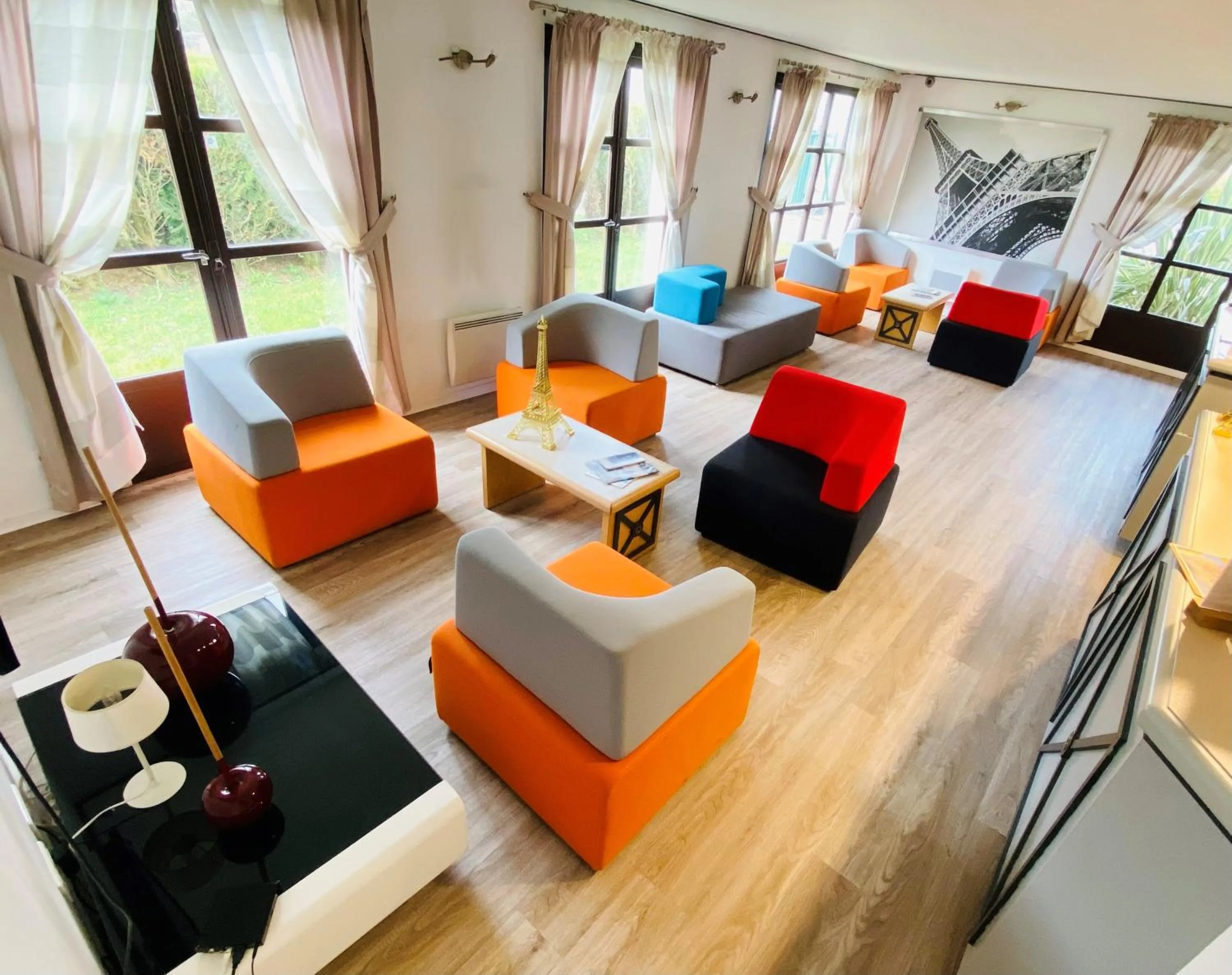 Property building in Hotel Pavillon des Gatines