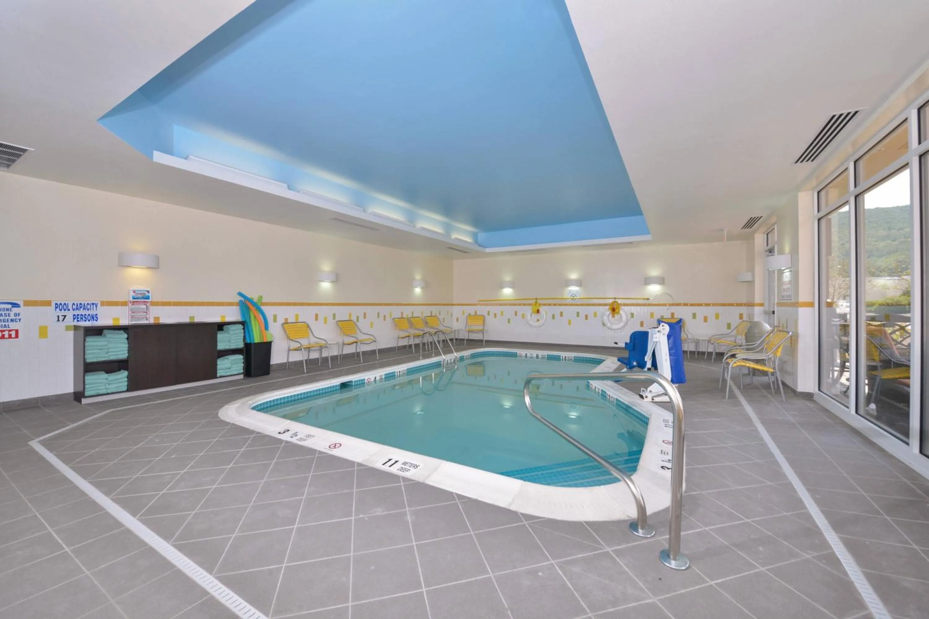 Swimming pool in Fairfield Inn & Suites by Marriott Elmira Corning