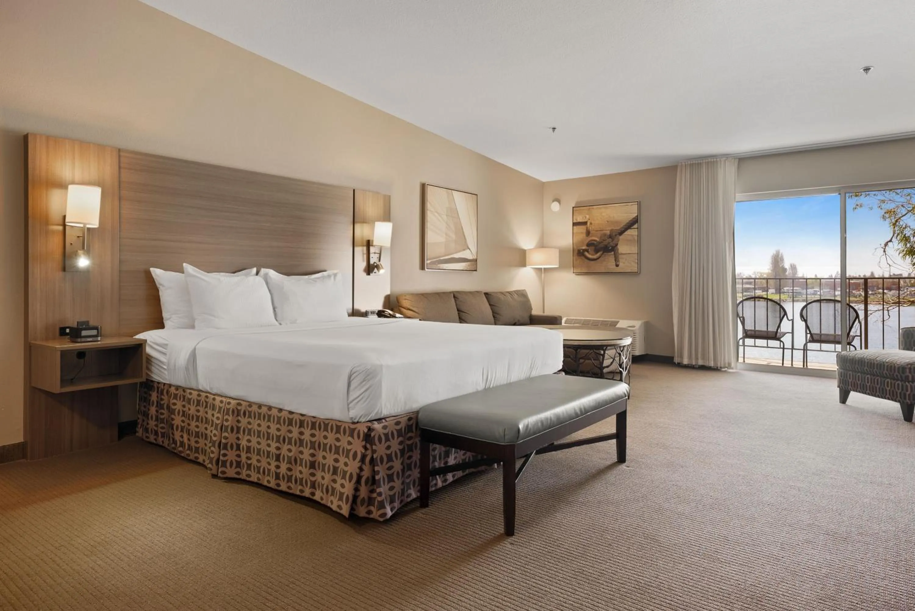 Lake view, Bed in Executive Inn & Suites Oakland