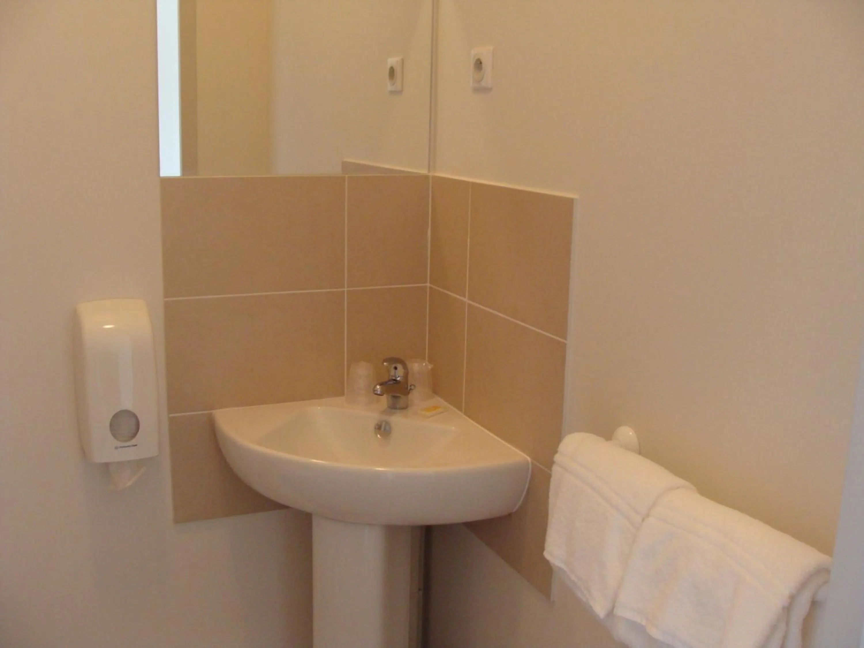 Bathroom in Ashley Hotel Le Mans Sud