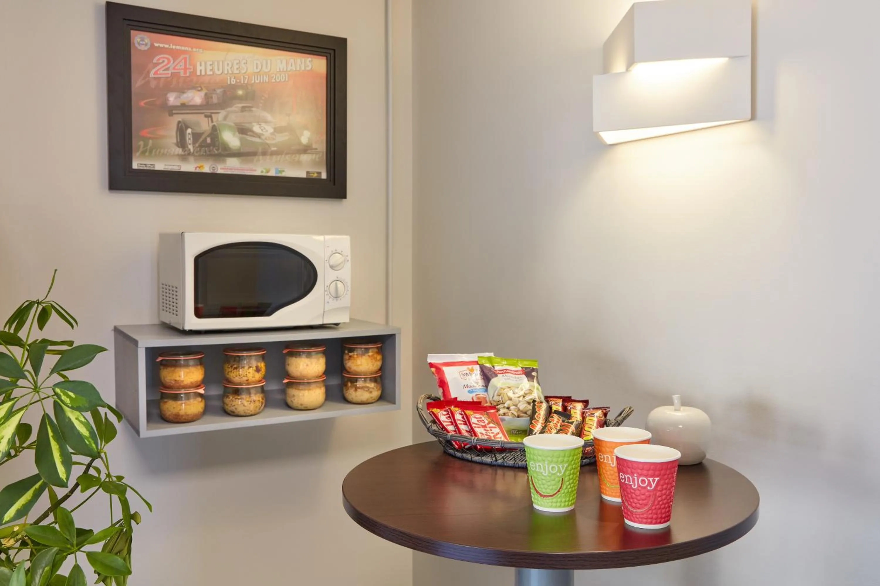 Communal kitchen in Ashley Hotel Le Mans Sud