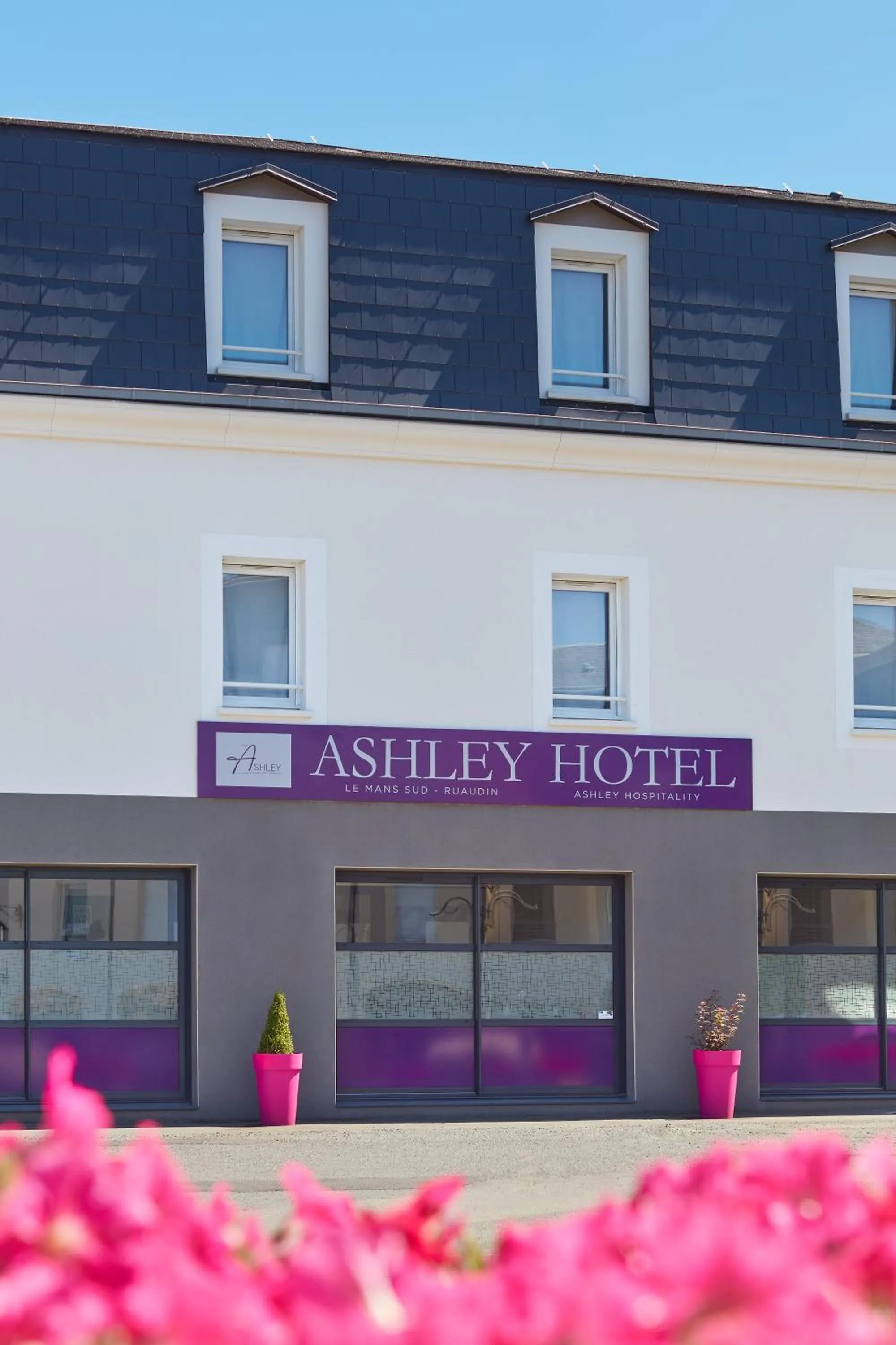 Facade/entrance, Property Building in Ashley Hotel Le Mans Sud
