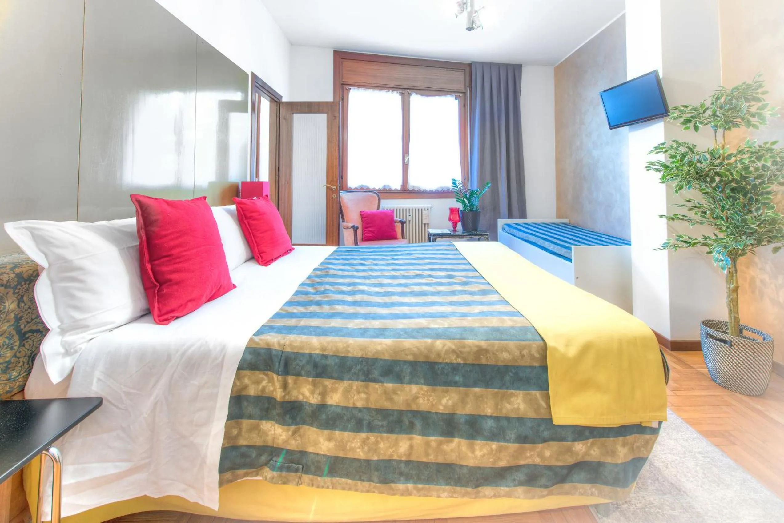 Decorative detail, Bed in B&B San Benedetto