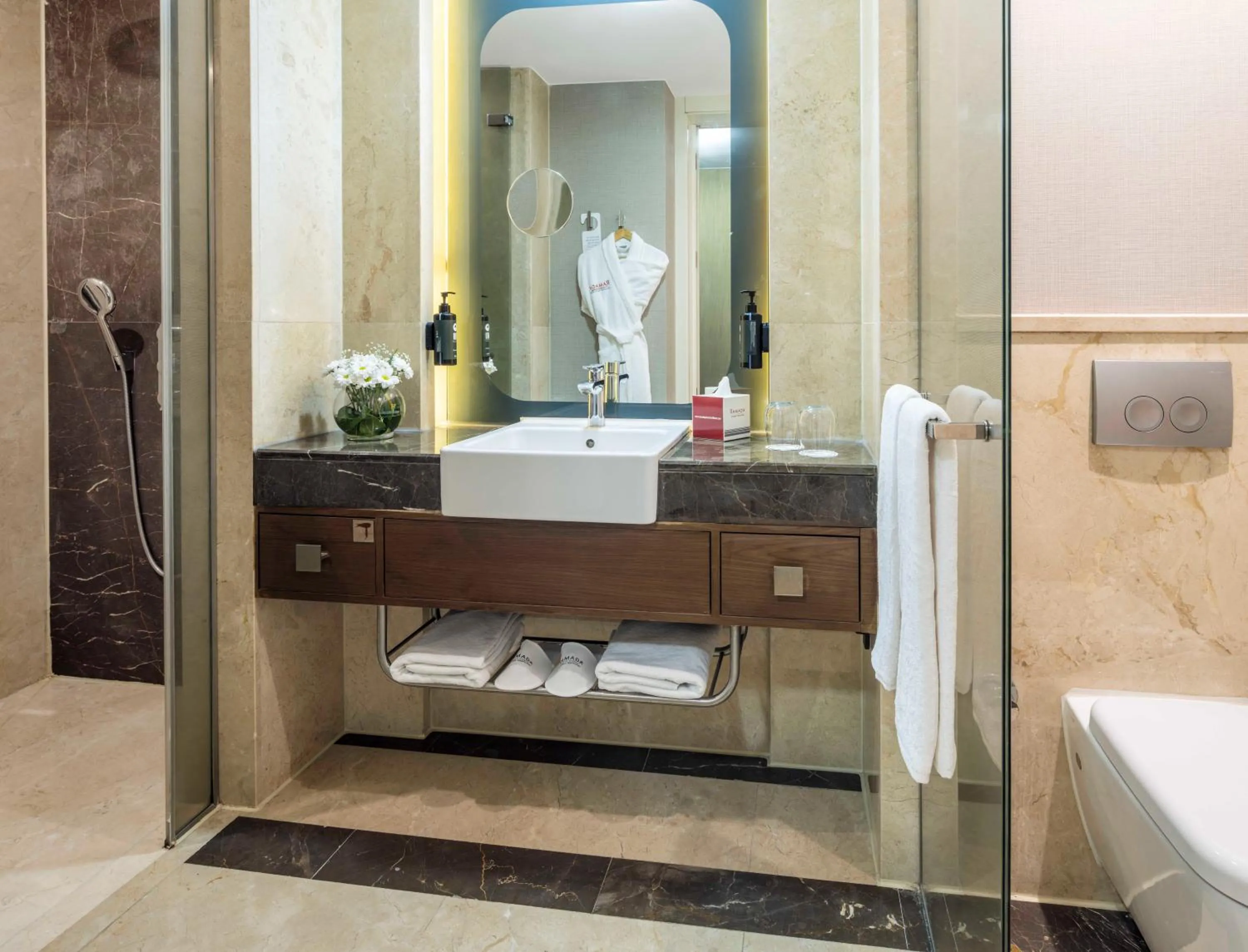 Shower in Ramada Plaza By Wyndham Istanbul Tekstilkent