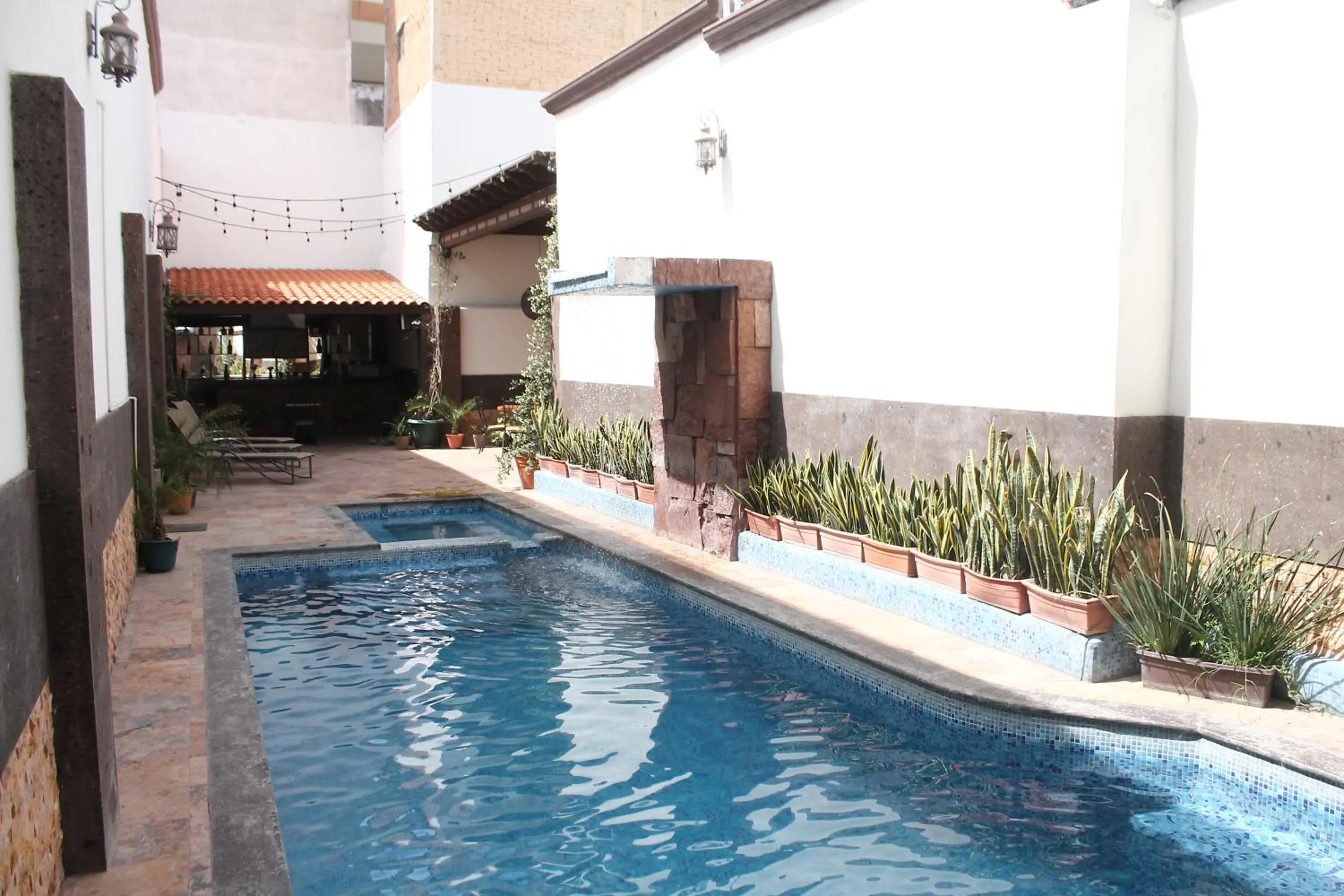 Swimming pool in Hotel Rincon Real Suites