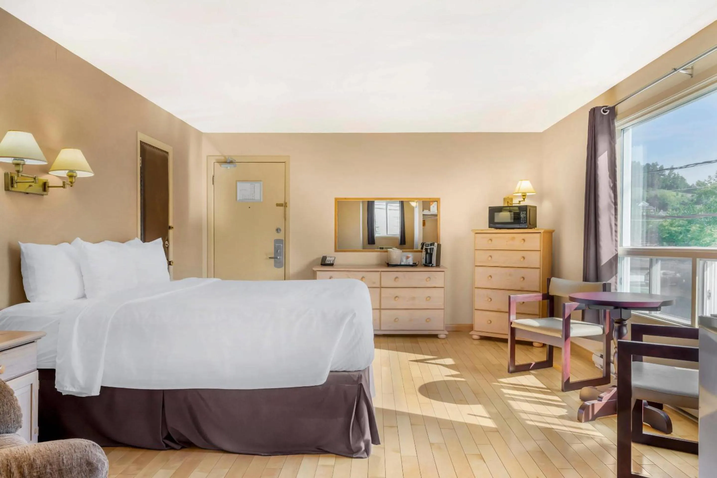 Bedroom, Bed in Rodeway Inn