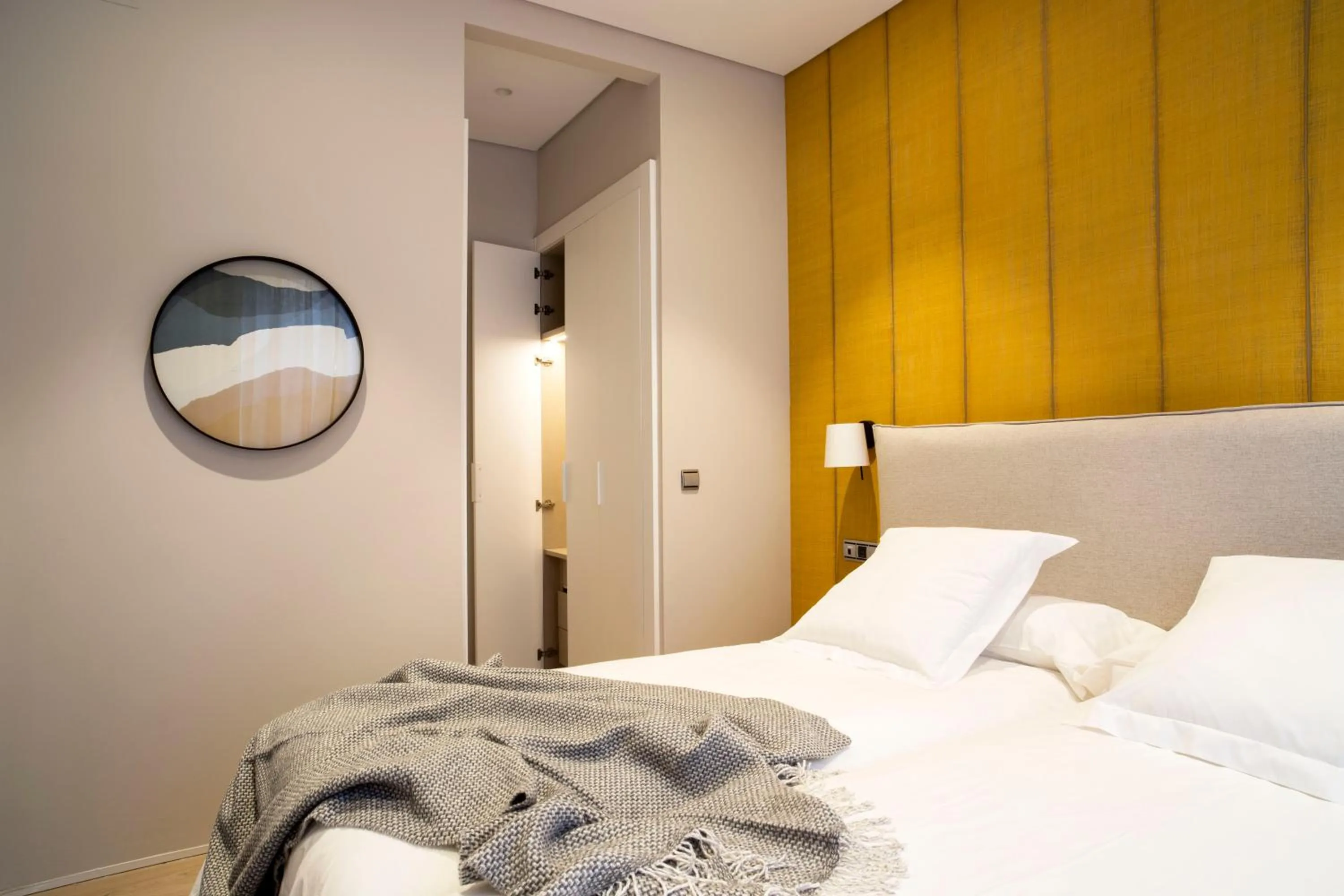 Photo of the whole room, Bed in U-Sense Granada Catedral