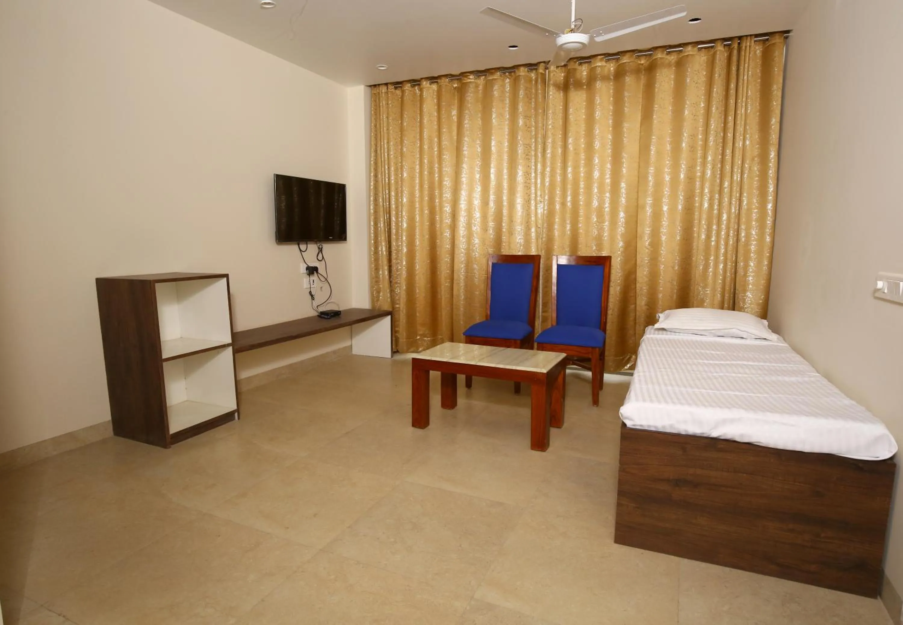 Living room, Bed in Hotel Manbhavan