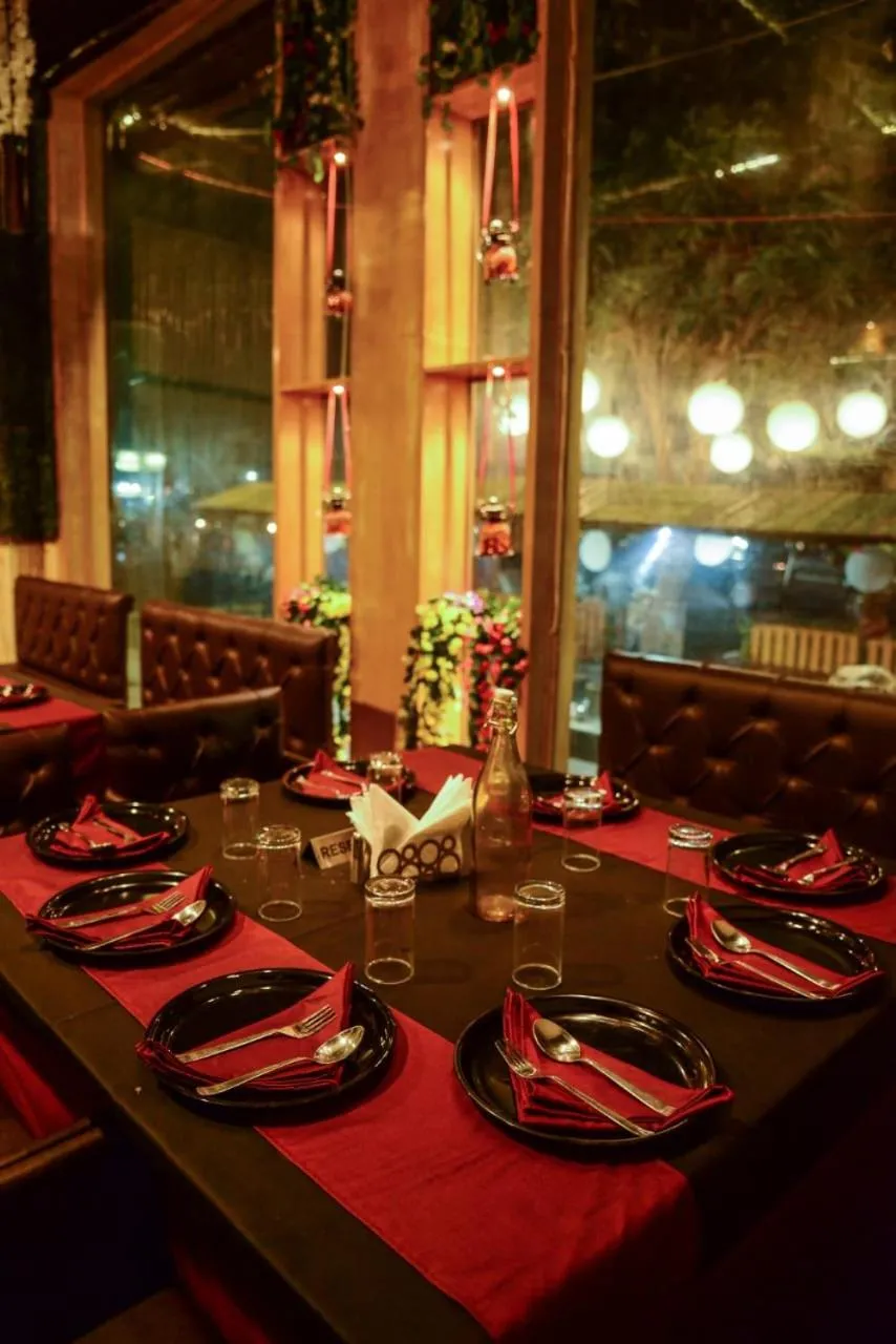 Restaurant/places to eat in Hotel Manbhavan
