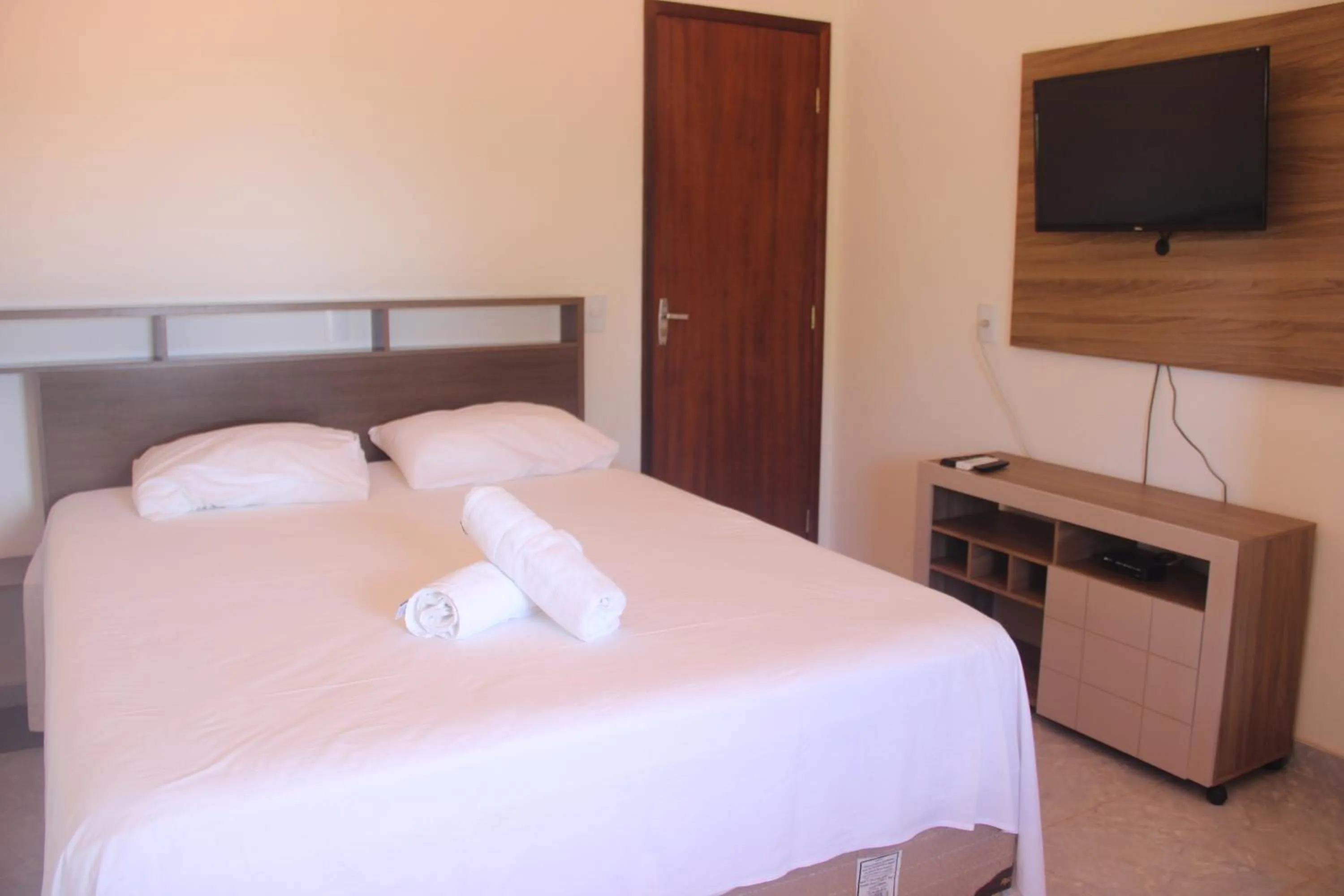 Communal lounge/ TV room, Bed in Flat's Portal do Sol-SMG