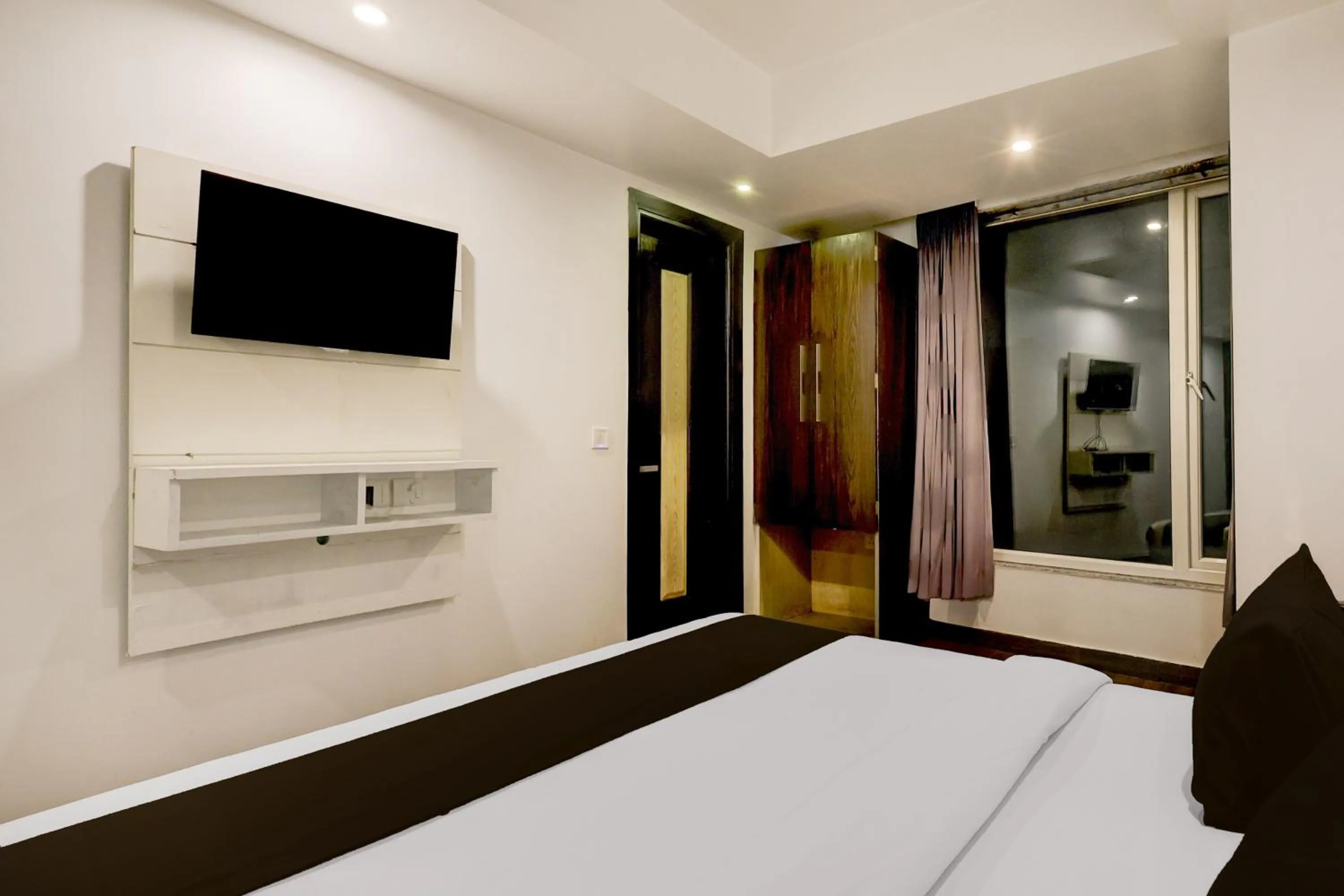 Bedroom, Bed in Super Townhouse Oak New Delhi Central Railway Junction Formerly Uppal International
