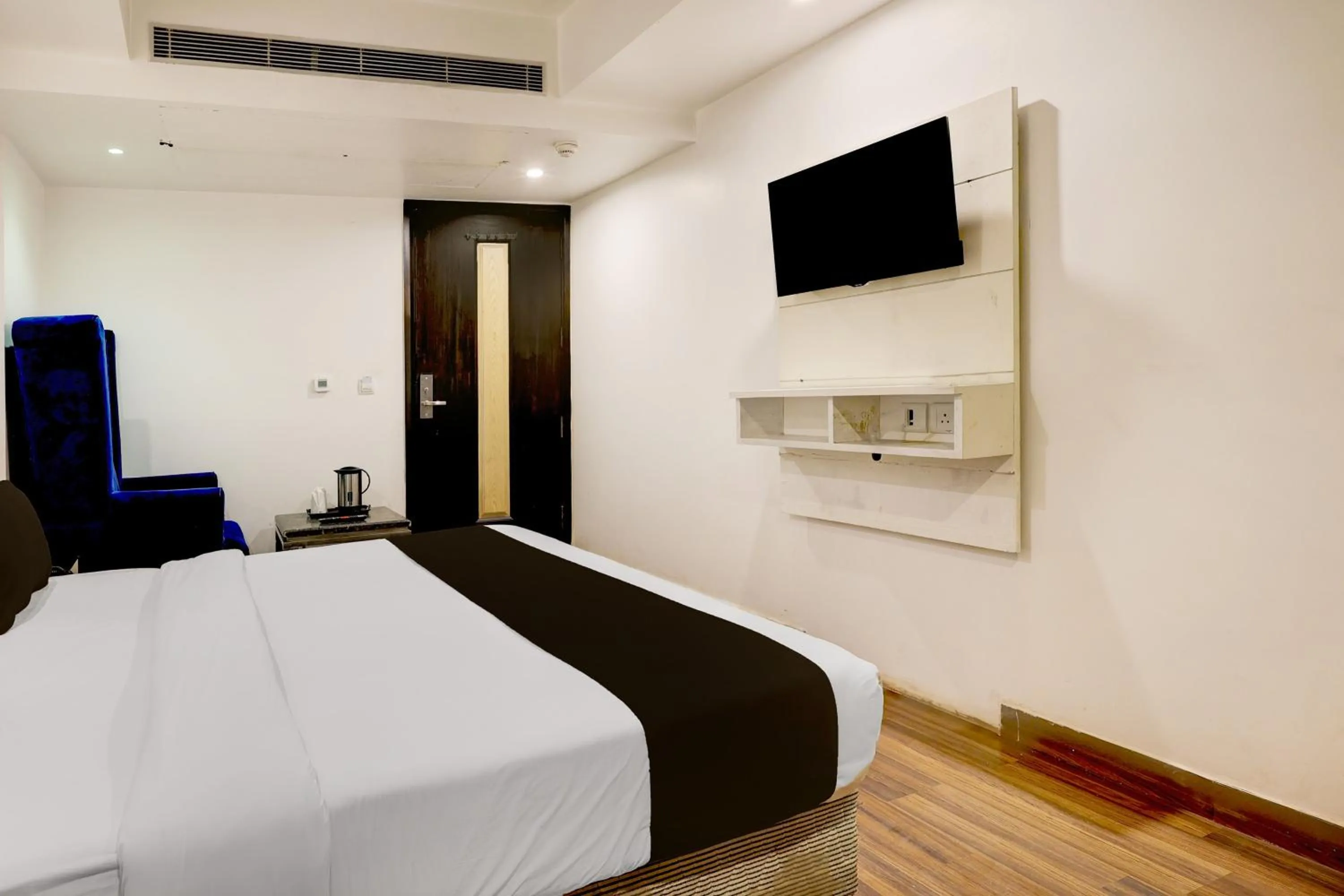 Bedroom, Bed in Super Townhouse Oak New Delhi Central Railway Junction Formerly Uppal International