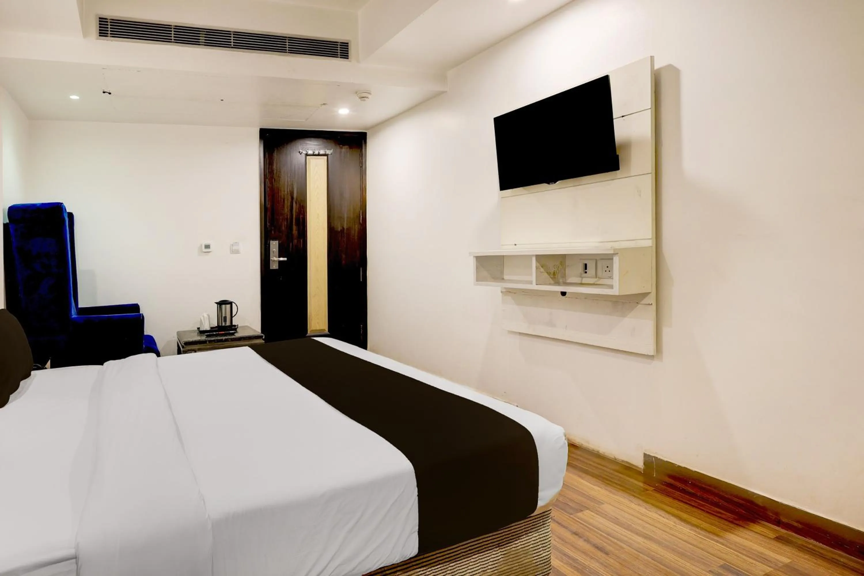 Bedroom, Bed in Super Townhouse Oak New Delhi Central Railway Junction Formerly Uppal International