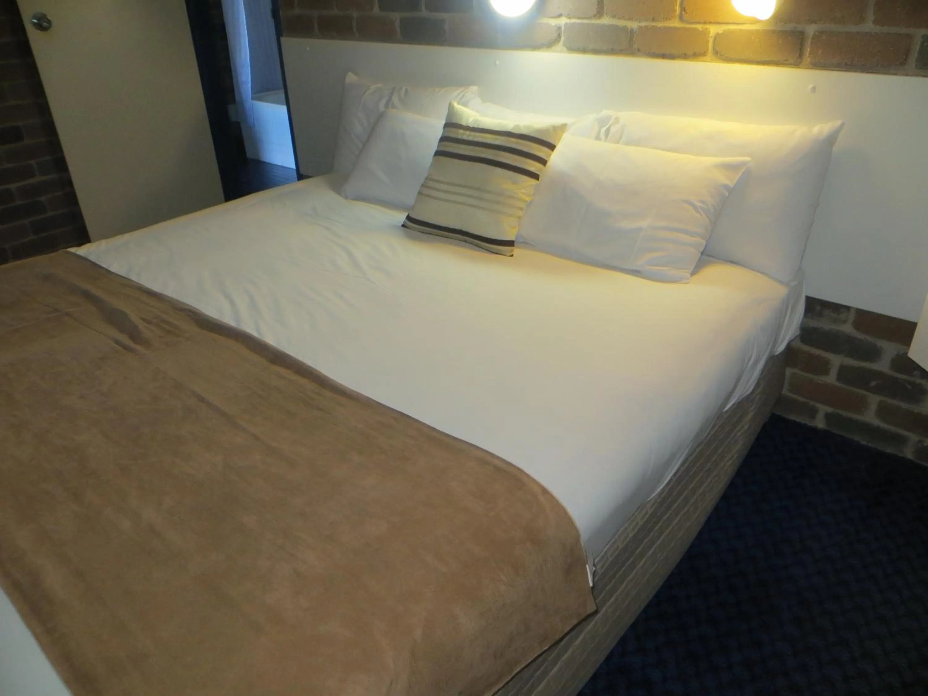 Bed in Cattleman's Rest Motor Inn