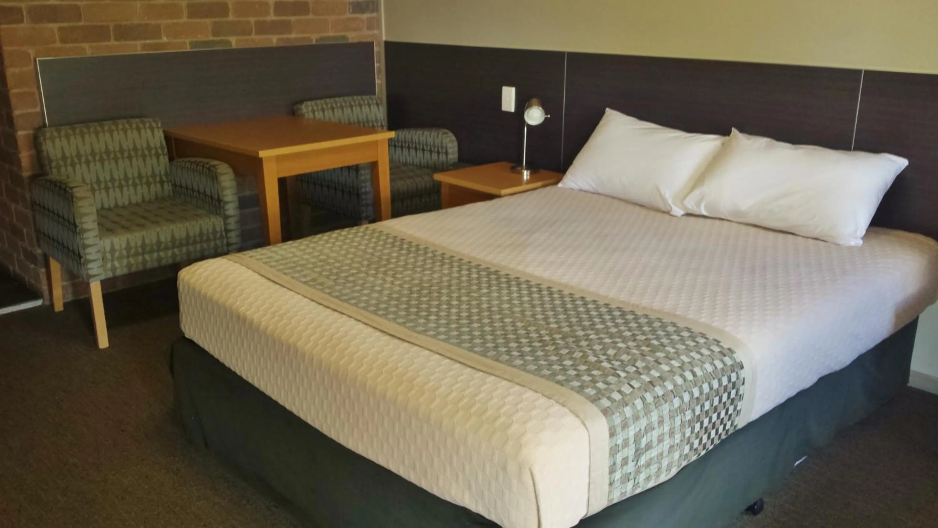 Bed in Cattleman's Rest Motor Inn