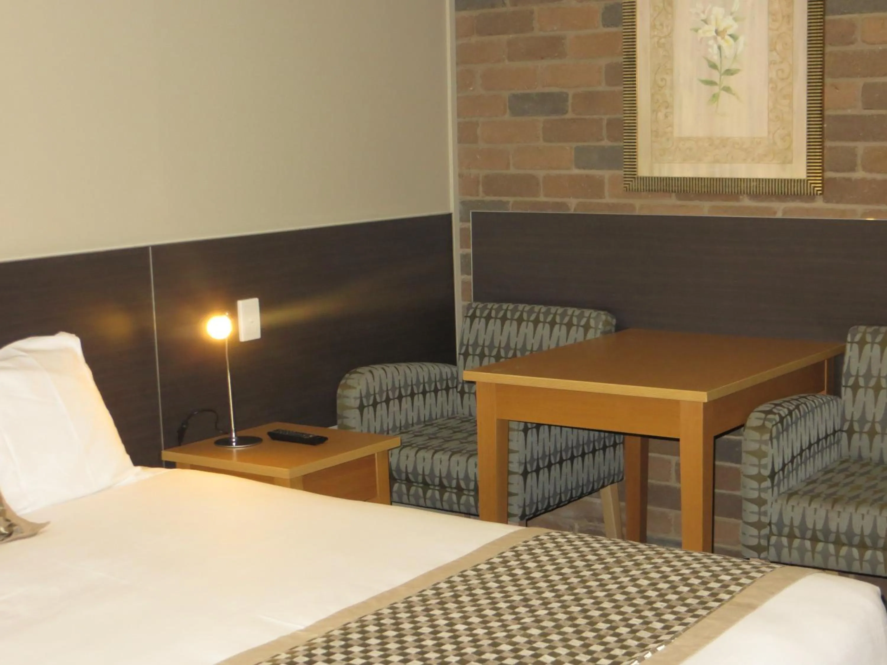 Seating area, Bed in Cattleman's Rest Motor Inn