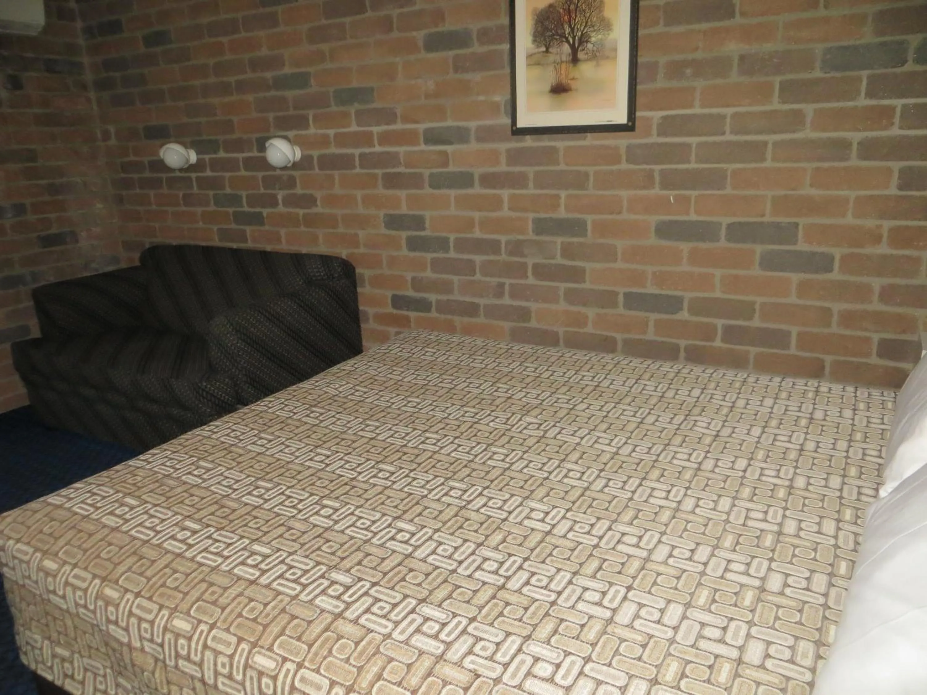 Bed in Cattleman's Rest Motor Inn