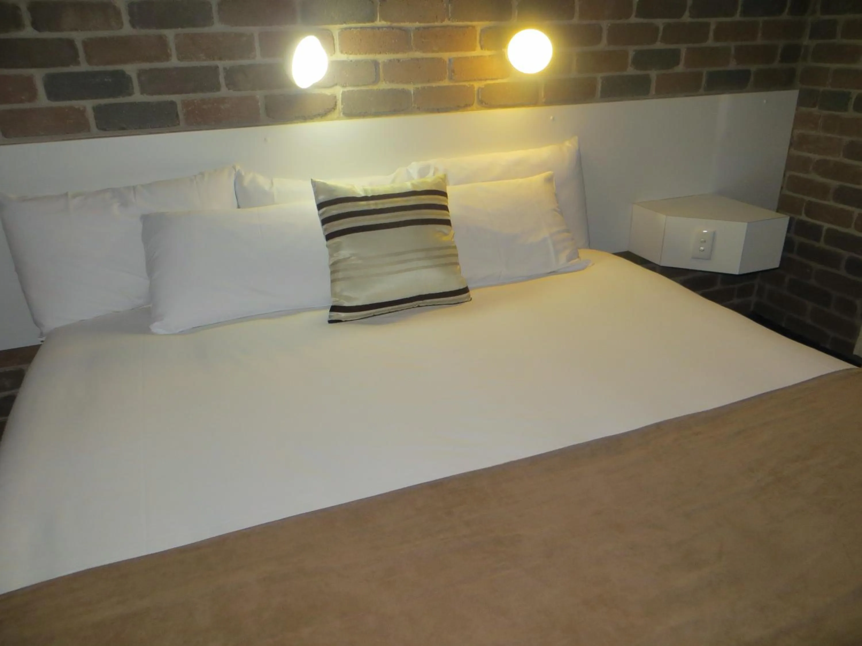 Bed in Cattleman's Rest Motor Inn