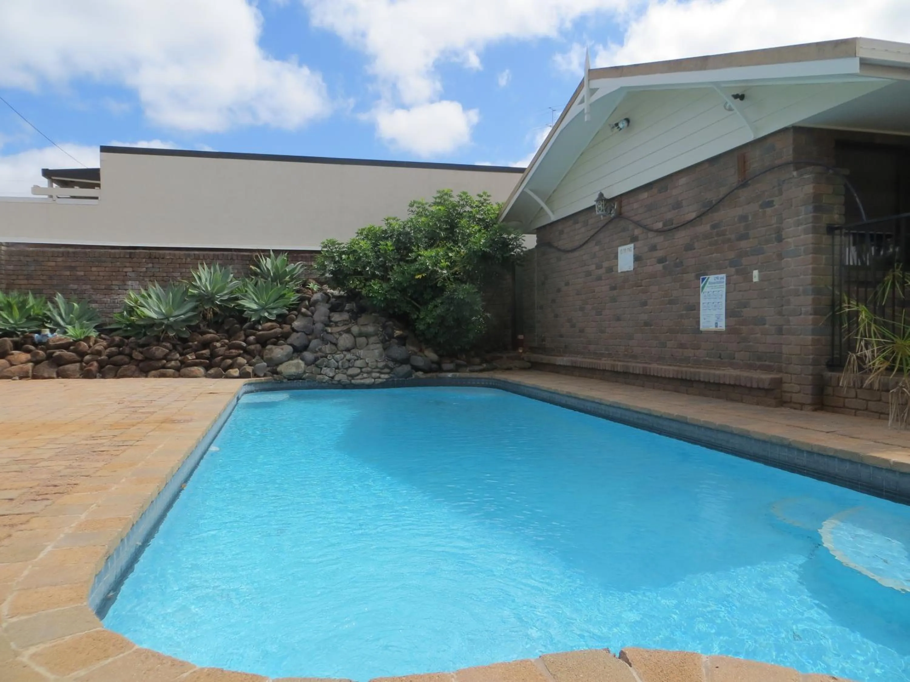 Swimming pool in Cattleman's Rest Motor Inn