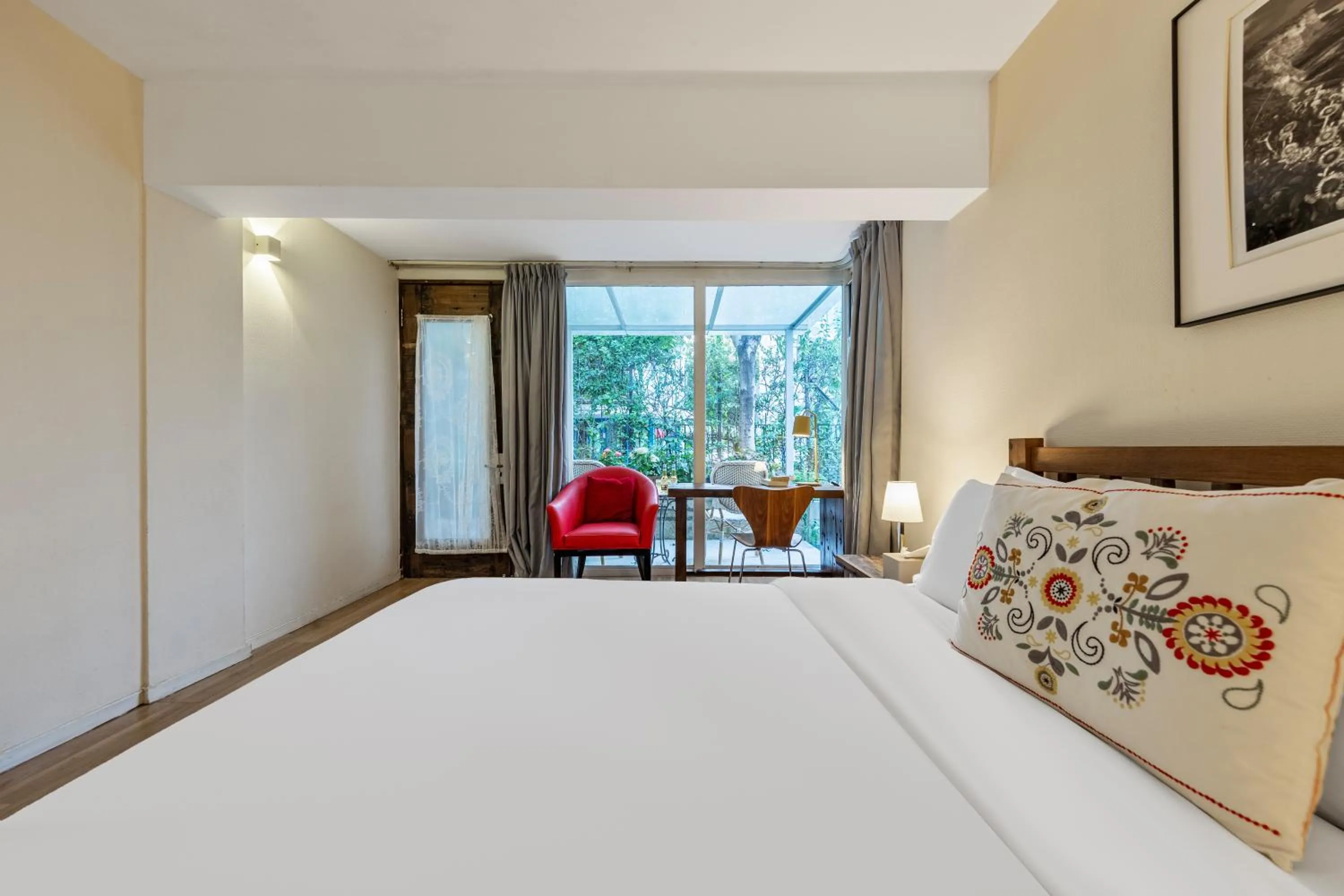 Photo of the whole room, Bed in 6號花園別墅酒店 Shenzhen No'6 Garden Villa --French Window with garden view,Close to Sea World &Shekou Ferry Port &K11 Ecoast &Subway Nearby ,Offer Western food and coffee &English speaking with tour services