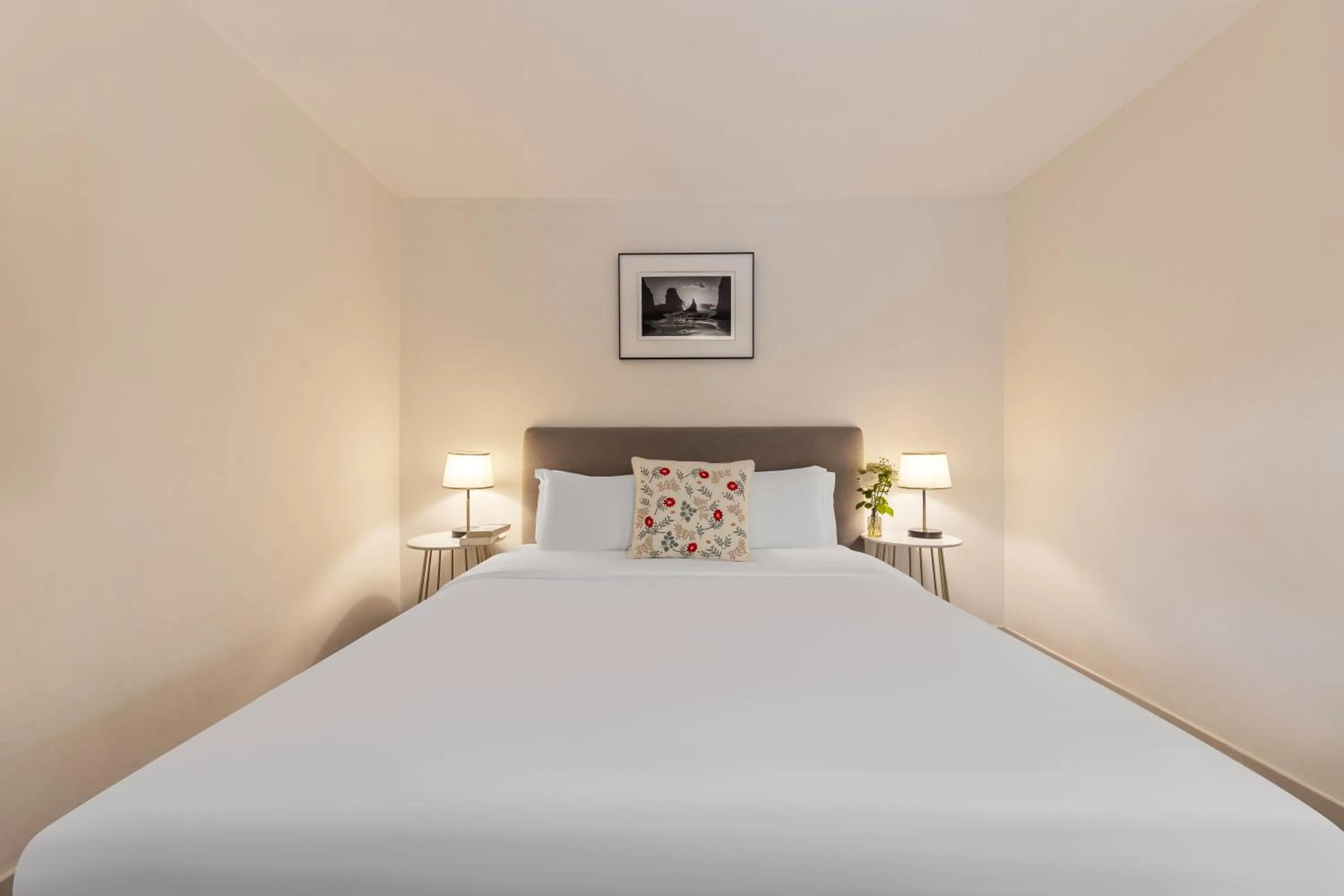 Bed in 6號花園別墅酒店 Shenzhen No'6 Garden Villa --French Window with garden view,Close to Sea World &Shekou Ferry Port &K11 Ecoast &Subway Nearby ,Offer Western food and coffee &English speaking with tour services