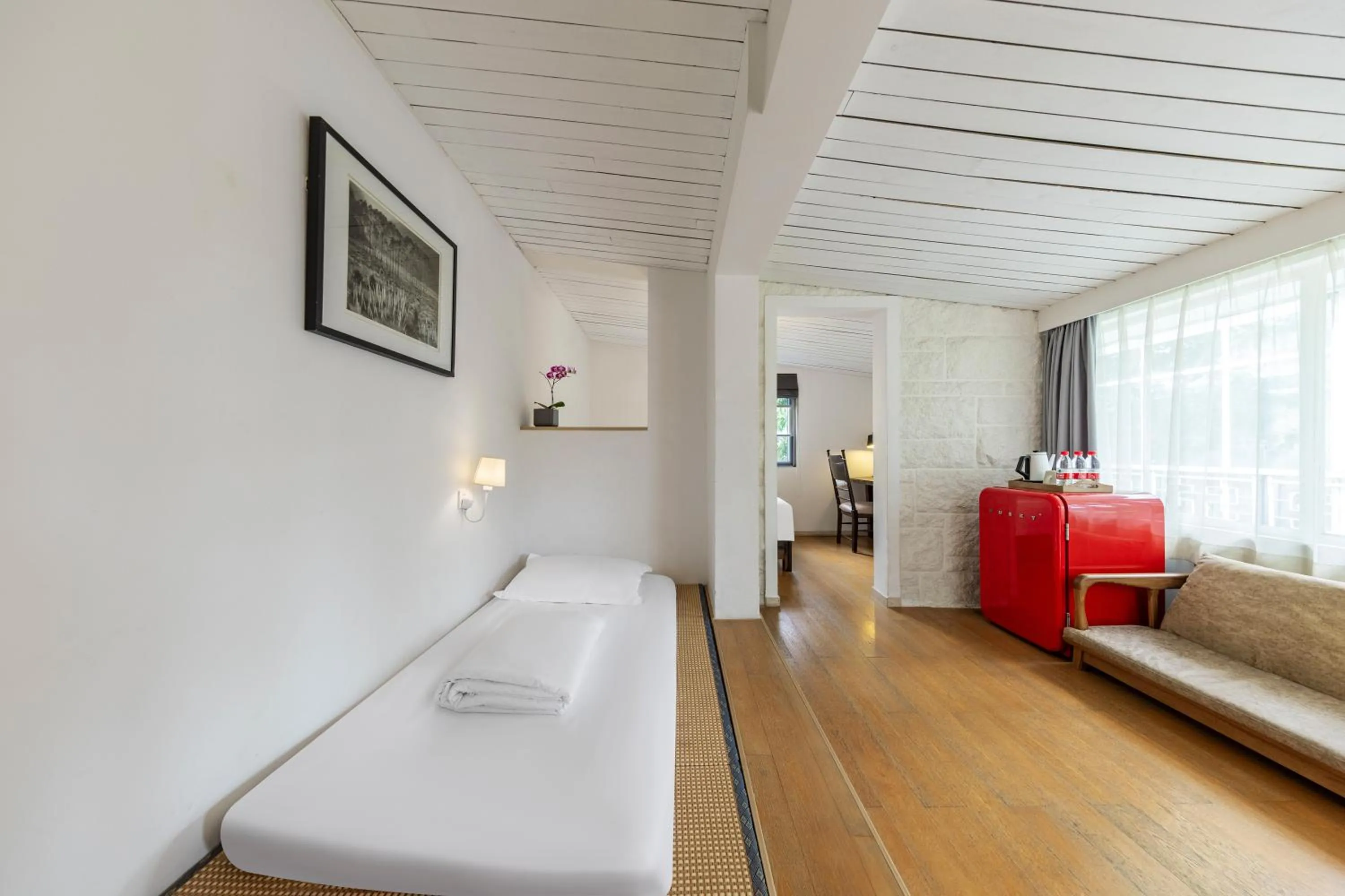 Photo of the whole room, Bed in 6號花園別墅酒店 Shenzhen No'6 Garden Villa --French Window with garden view,Close to Sea World &Shekou Ferry Port &K11 Ecoast &Subway Nearby ,Offer Western food and coffee &English speaking with tour services