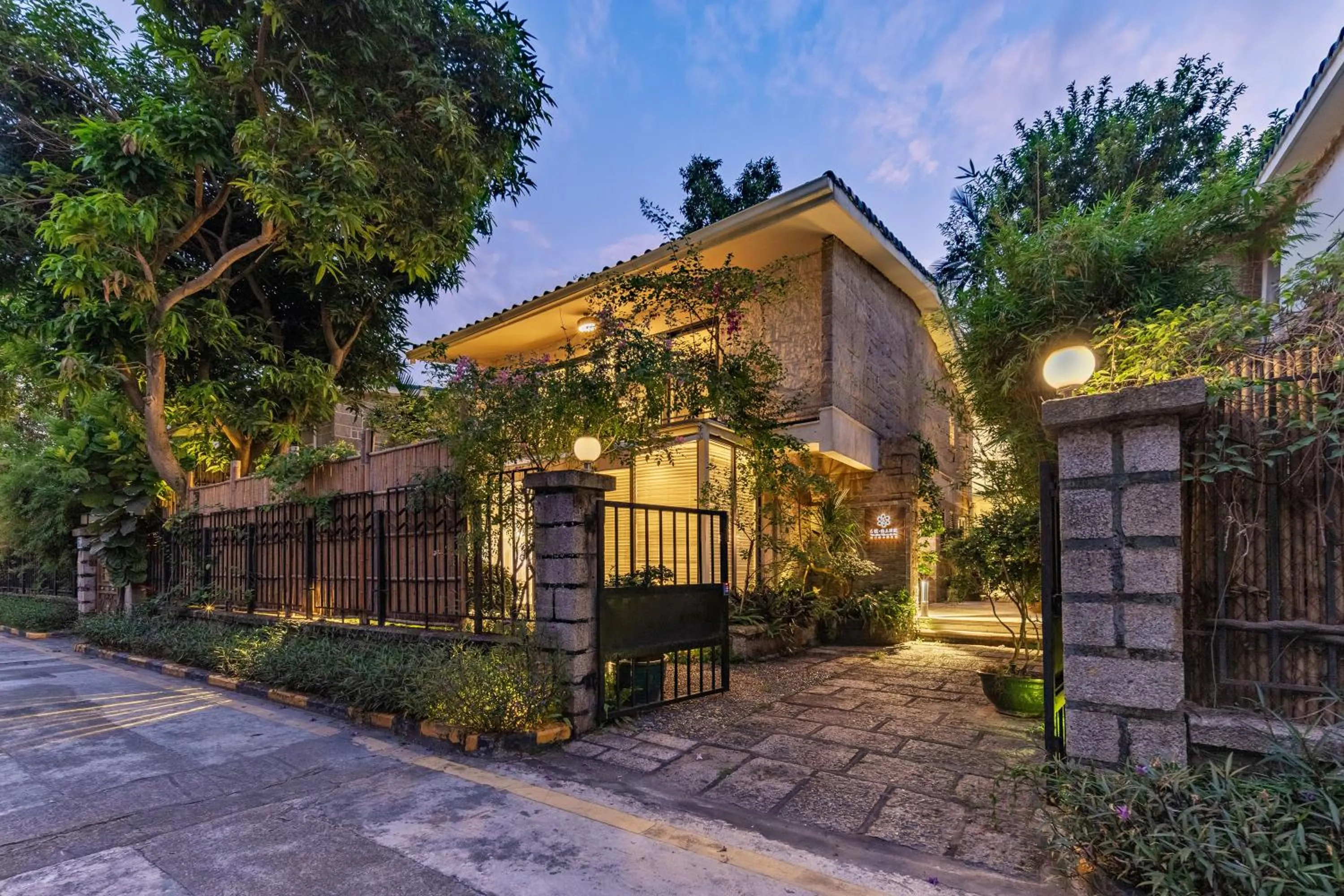 Property building in 6號花園別墅酒店 Shenzhen No'6 Garden Villa --French Window with garden view,Close to Sea World &Shekou Ferry Port &K11 Ecoast &Subway Nearby ,Offer Western food and coffee &English speaking with tour services