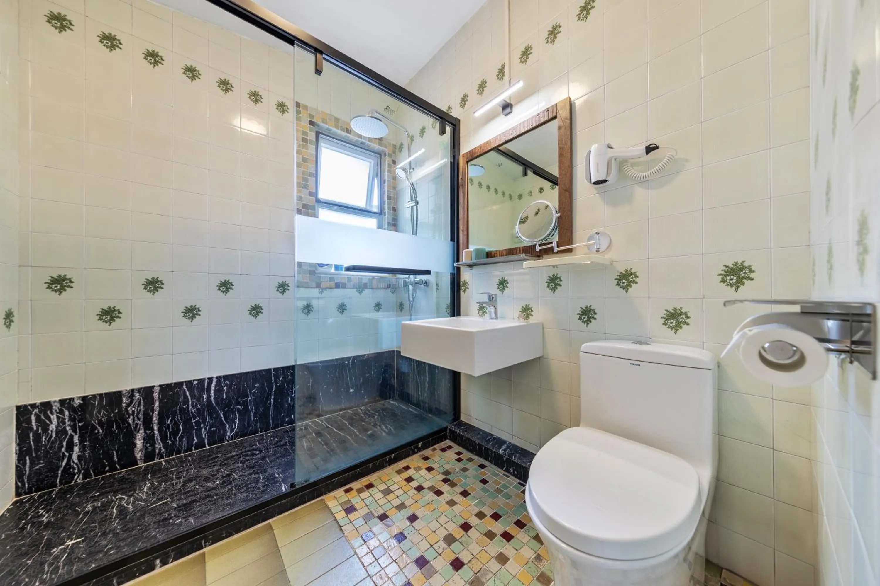 Bathroom in 6號花園別墅酒店 Shenzhen No'6 Garden Villa --French Window with garden view,Close to Sea World &Shekou Ferry Port &K11 Ecoast &Subway Nearby ,Offer Western food and coffee &English speaking with tour services