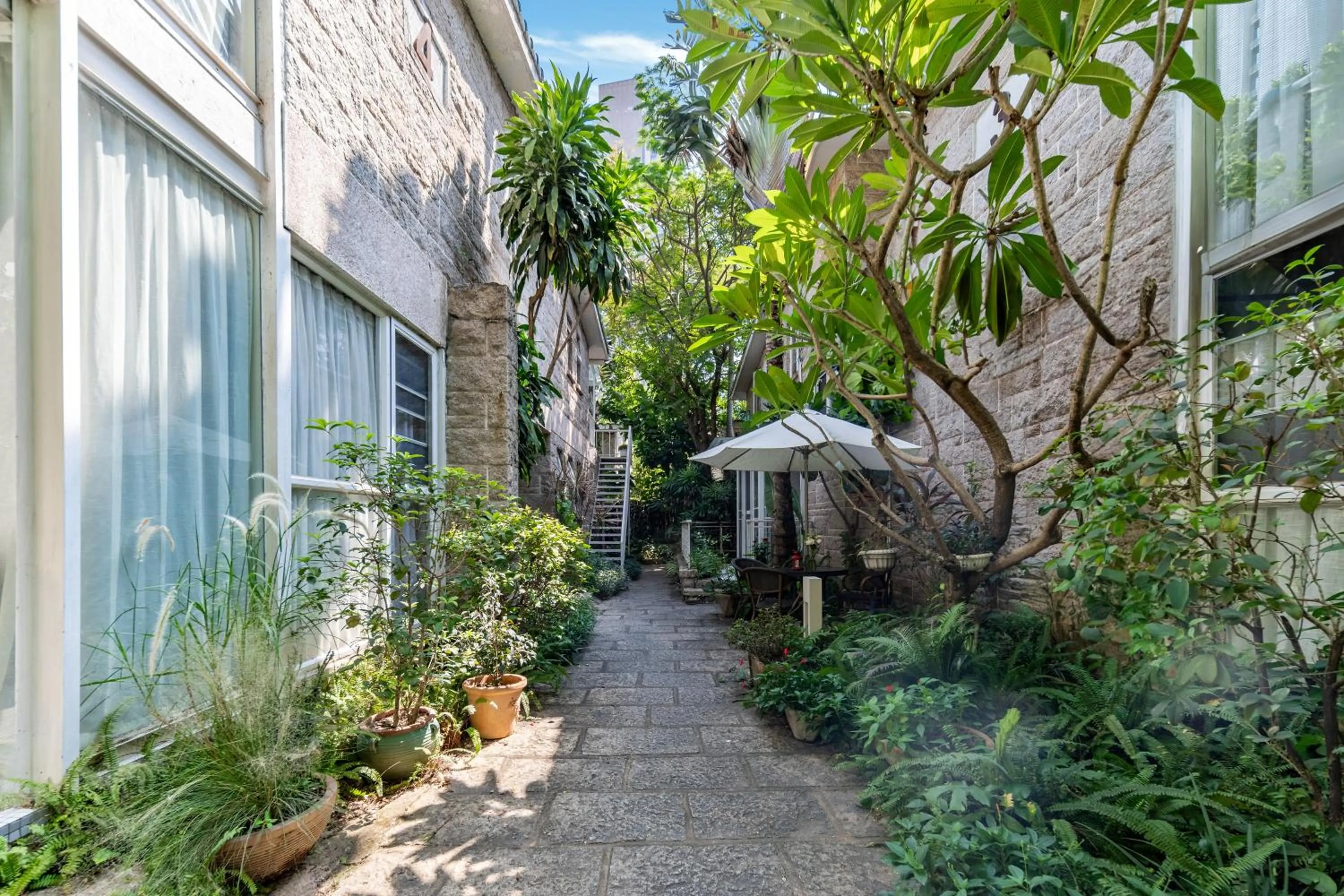 Day in 6號花園別墅酒店 Shenzhen No'6 Garden Villa --French Window with garden view,Close to Sea World &Shekou Ferry Port &K11 Ecoast &Subway Nearby ,Offer Western food and coffee &English speaking with tour services