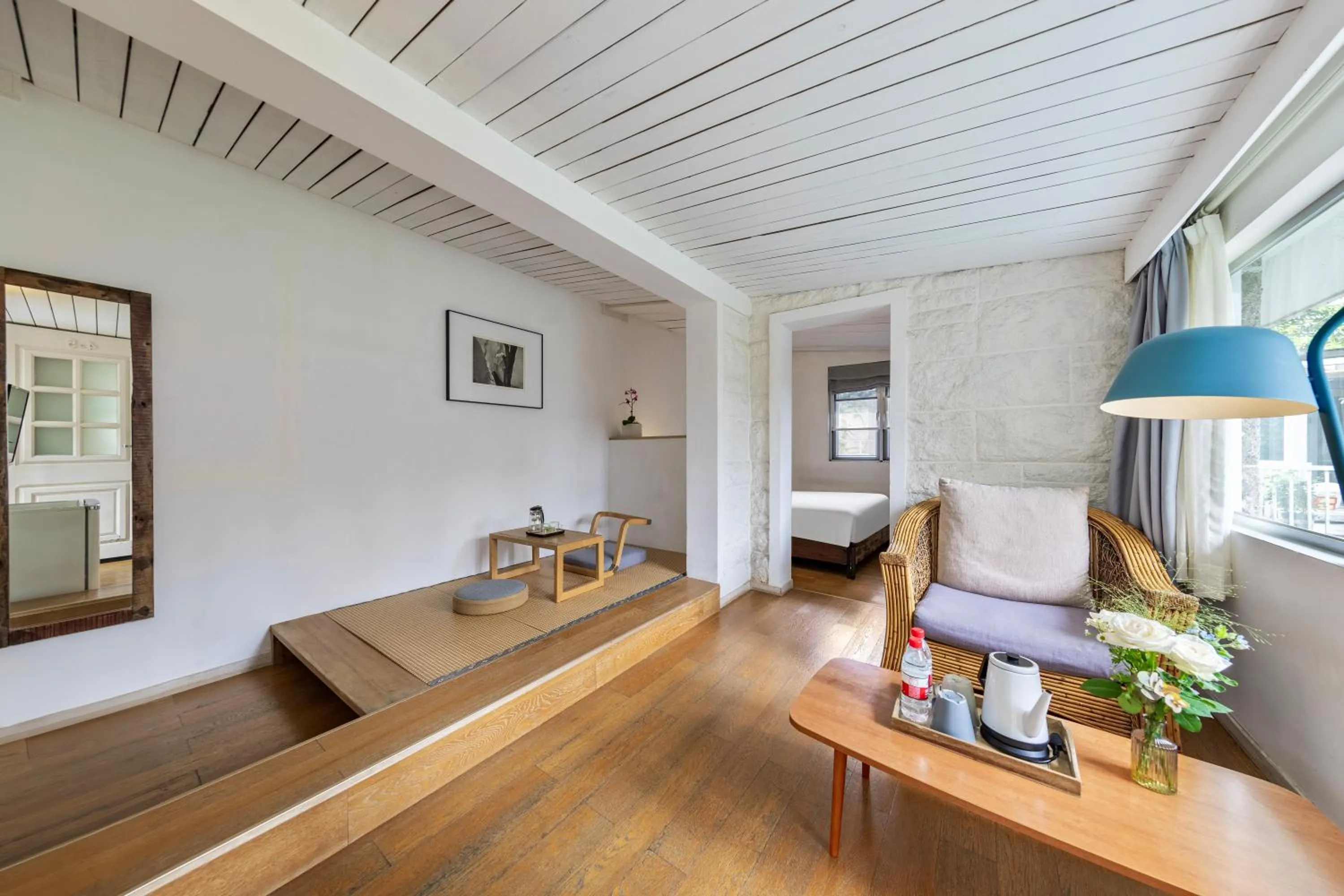 Photo of the whole room, Bed in 6號花園別墅酒店 Shenzhen No'6 Garden Villa --French Window with garden view,Close to Sea World &Shekou Ferry Port &K11 Ecoast &Subway Nearby ,Offer Western food and coffee &English speaking with tour services