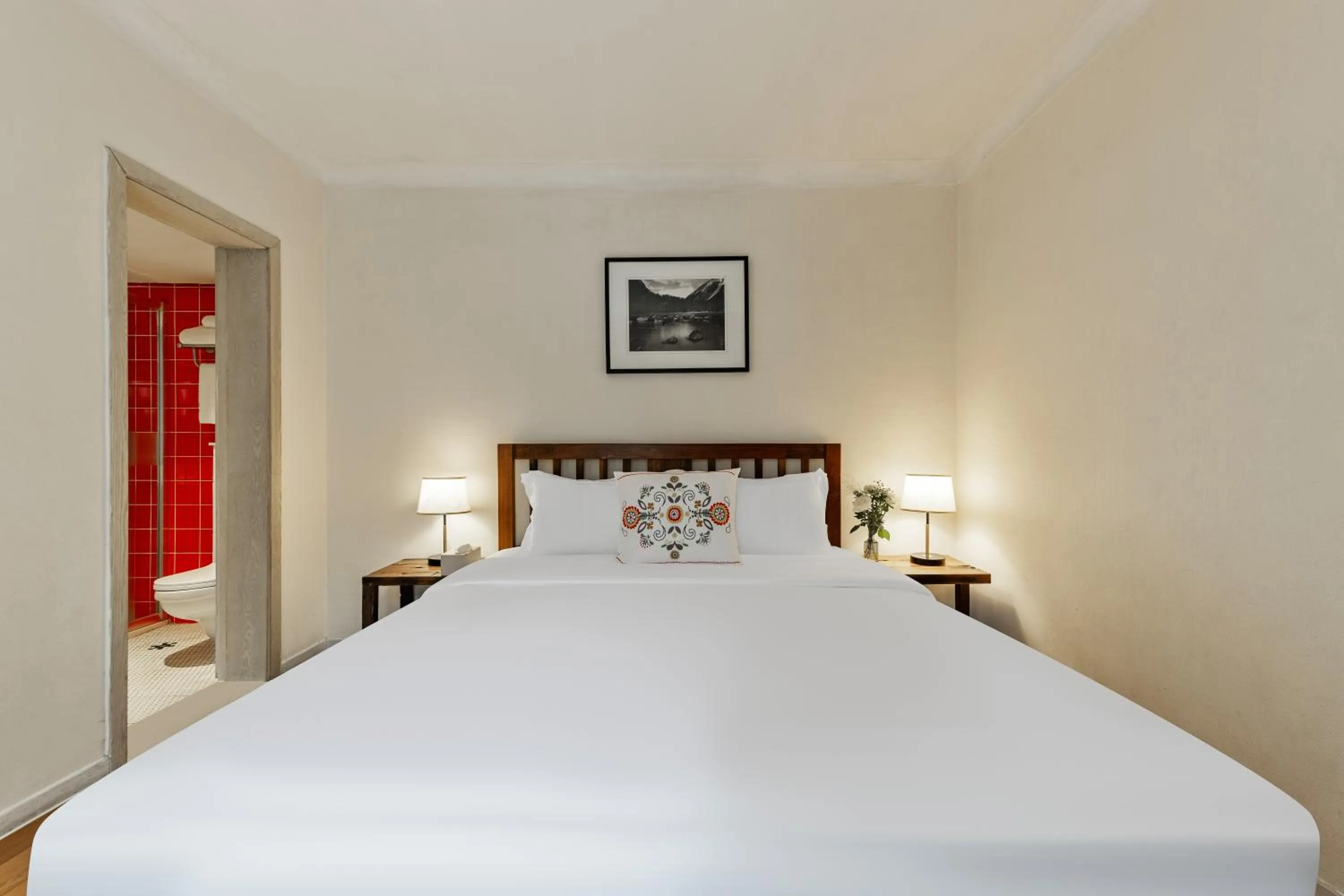 Bedroom, Bed in 6號花園別墅酒店 Shenzhen No'6 Garden Villa --French Window with garden view,Close to Sea World &Shekou Ferry Port &K11 Ecoast &Subway Nearby ,Offer Western food and coffee &English speaking with tour services