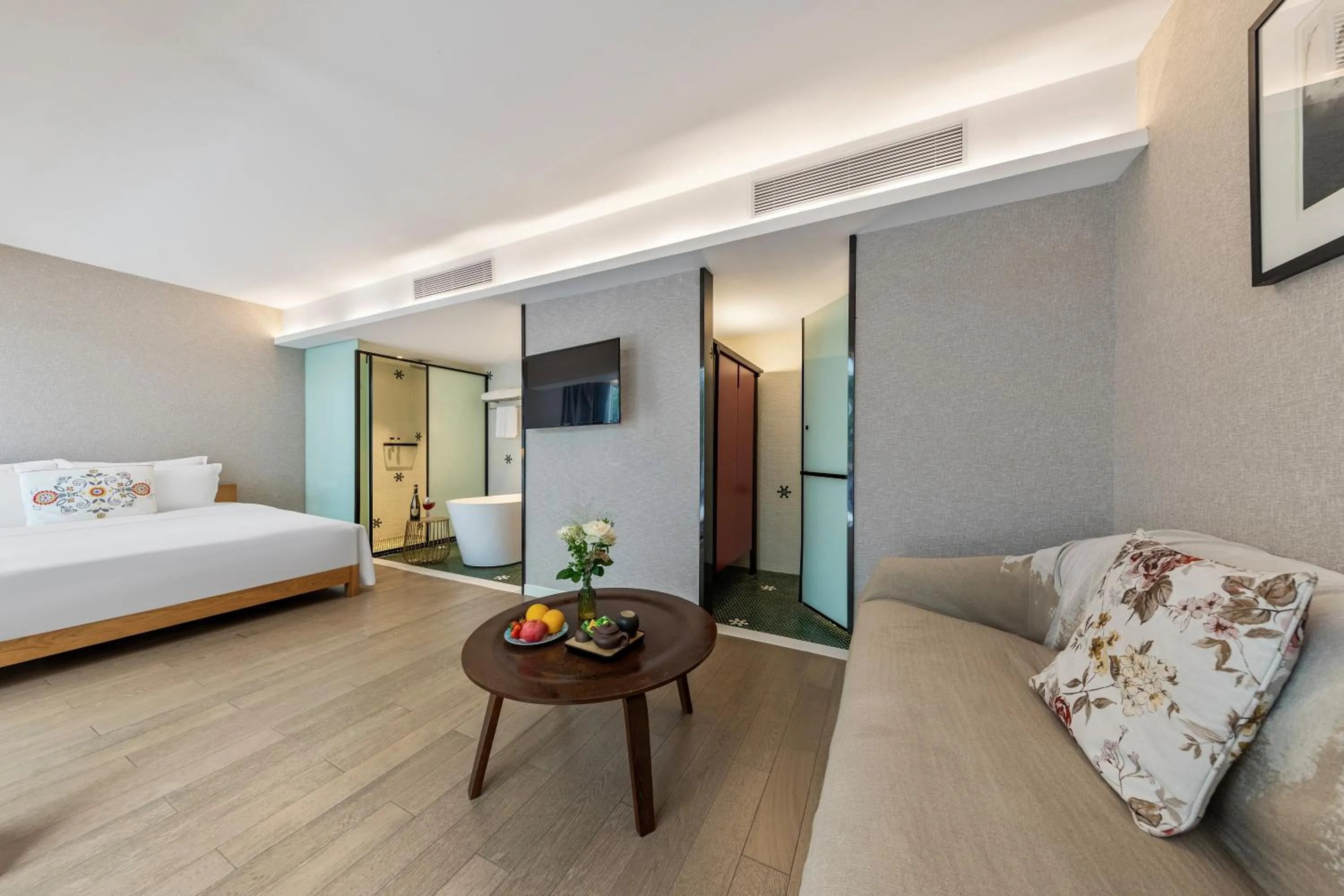 furniture, Bed in 6號花園別墅酒店 Shenzhen No'6 Garden Villa --French Window with garden view,Close to Sea World &Shekou Ferry Port &K11 Ecoast &Subway Nearby ,Offer Western food and coffee &English speaking with tour services