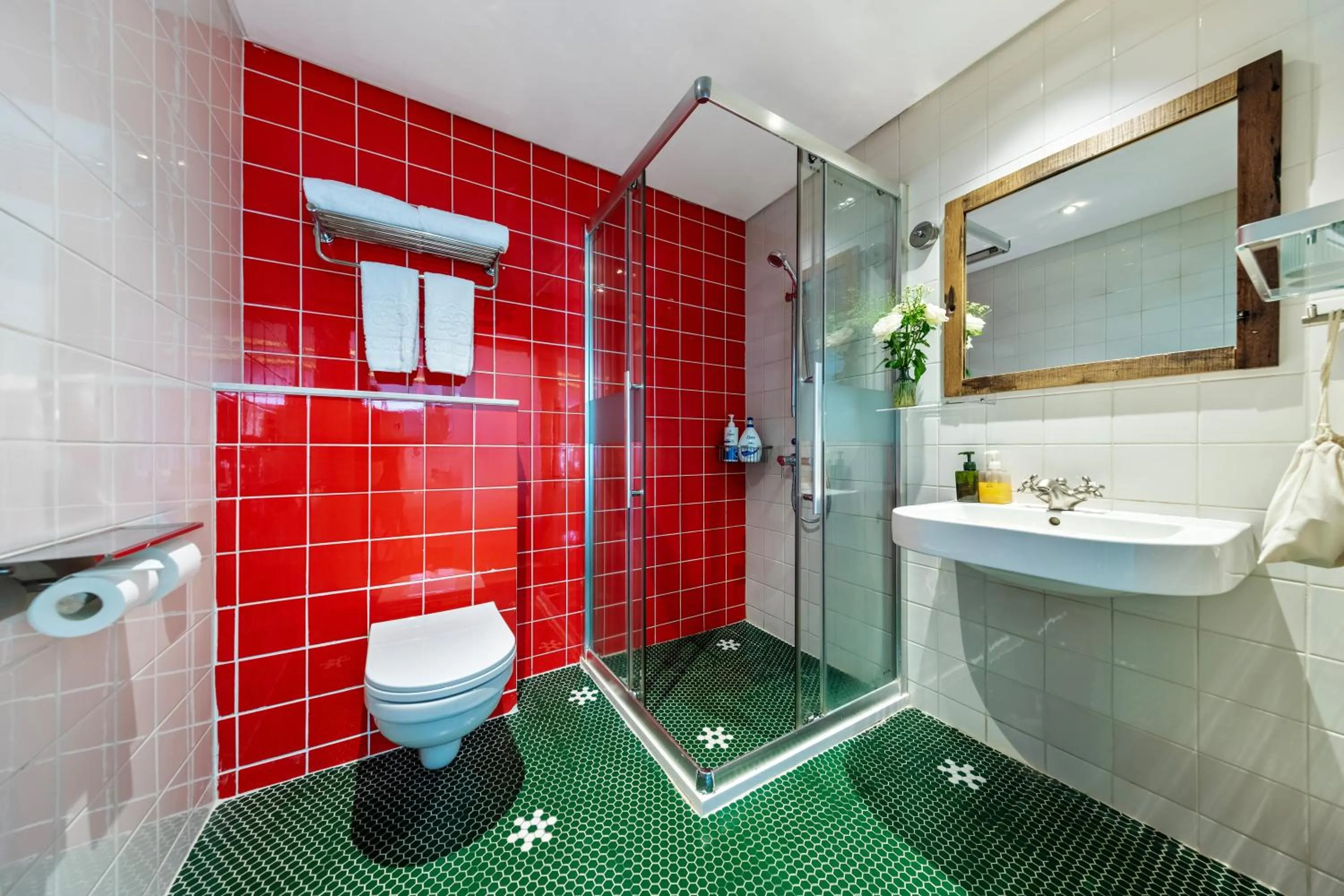 Bathroom in 6號花園別墅酒店 Shenzhen No'6 Garden Villa --French Window with garden view,Close to Sea World &Shekou Ferry Port &K11 Ecoast &Subway Nearby ,Offer Western food and coffee &English speaking with tour services