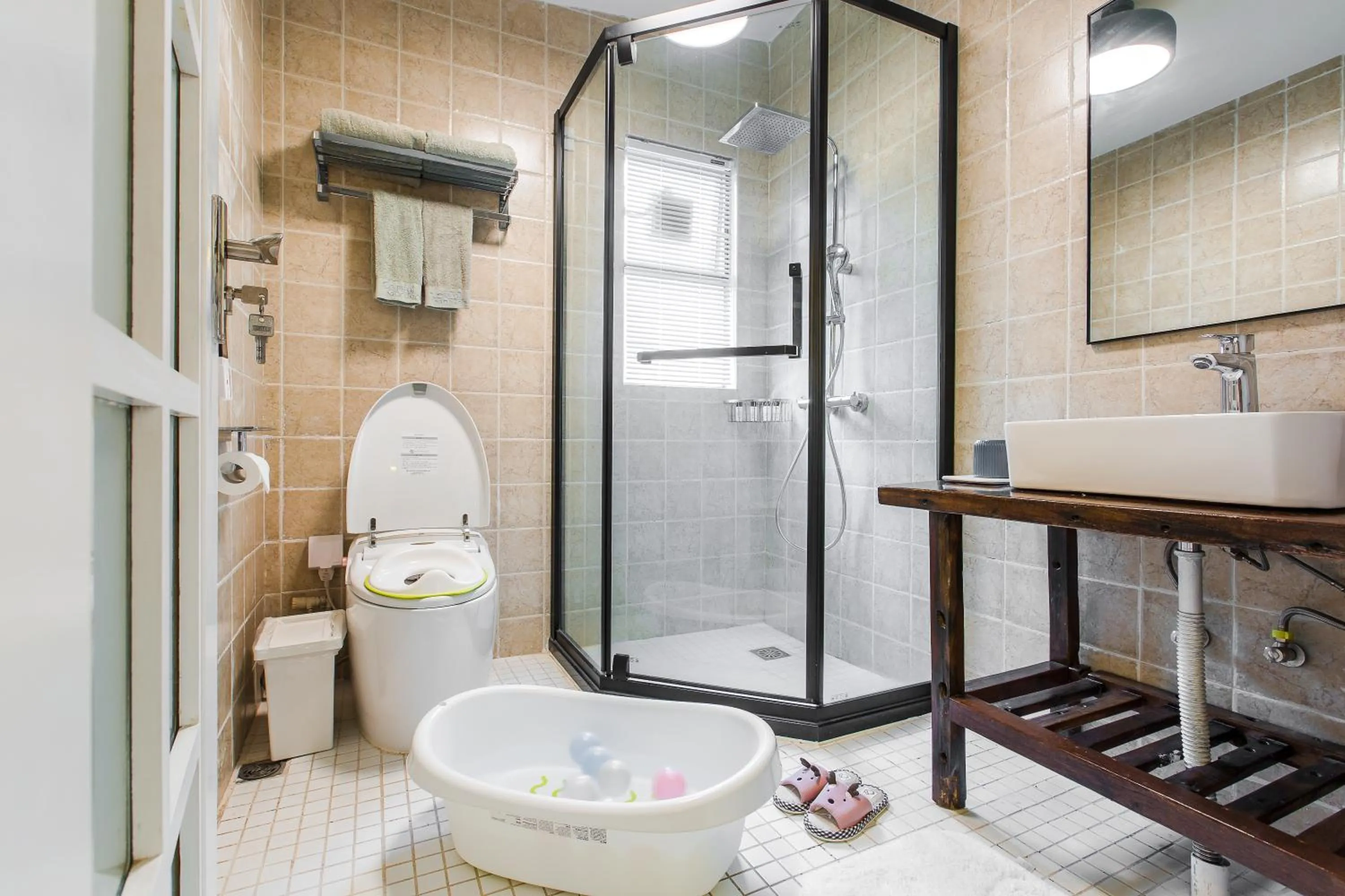 children in 6號花園別墅酒店 Shenzhen No'6 Garden Villa --French Window with garden view,Close to Sea World &Shekou Ferry Port &K11 Ecoast &Subway Nearby ,Offer Western food and coffee &English speaking with tour services