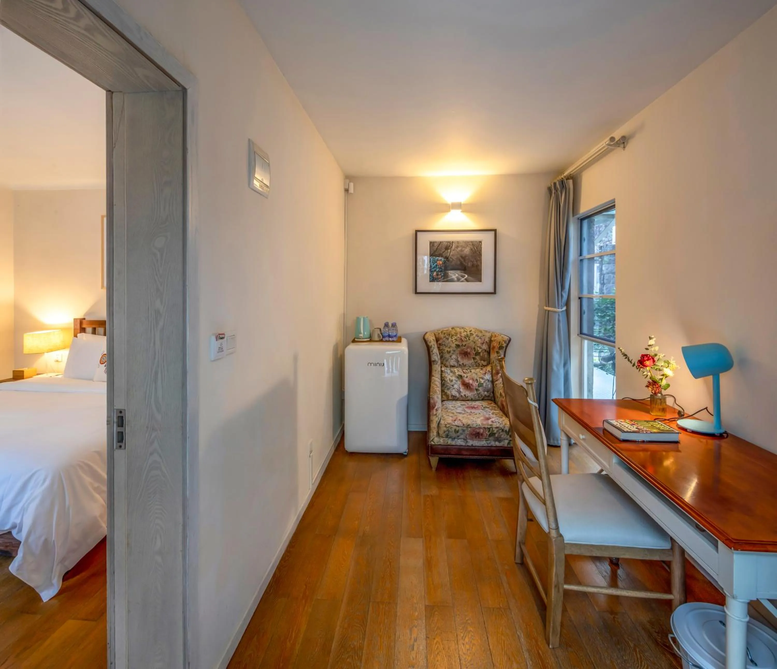 Seating area, Bed in 6號花園別墅酒店 Shenzhen No'6 Garden Villa --French Window with garden view,Close to Sea World &Shekou Ferry Port &K11 Ecoast &Subway Nearby ,Offer Western food and coffee &English speaking with tour services