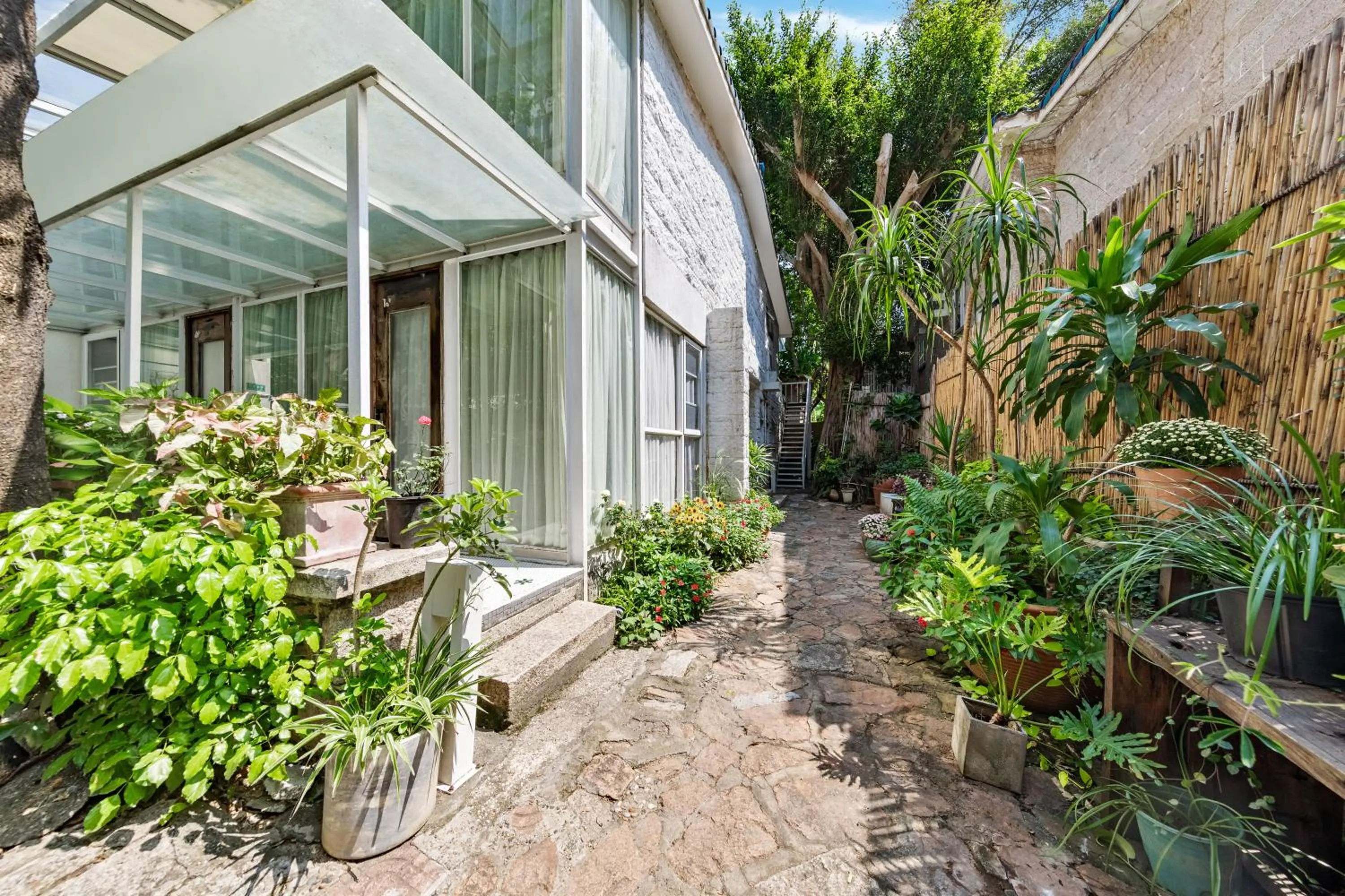 Day in 6號花園別墅酒店 Shenzhen No'6 Garden Villa --French Window with garden view,Close to Sea World &Shekou Ferry Port &K11 Ecoast &Subway Nearby ,Offer Western food and coffee &English speaking with tour services